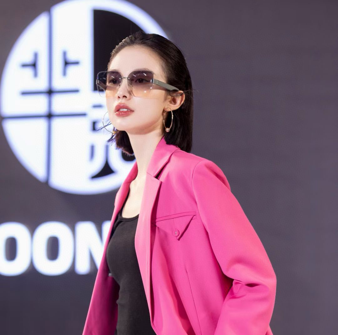 NO:374081,【Fendi】2025 new spring model trendy fashion square polarized sunglasses high quality comfortable to wear Internet celebrity trendy sunglasses women's high definition polarized sunglasses high quality frame Model FD2294 glasses sunglasses sunglasses, glasses, fendi19860909【芬迪】2025开春新款 潮流爆款 时尚方框偏光太阳镜 高品质 佩戴舒适 网红潮款墨镜 女士高清偏光太阳镜 高品质镜框 型号FD2294眼镜墨镜太阳镜,眼镜,fendi,glasses