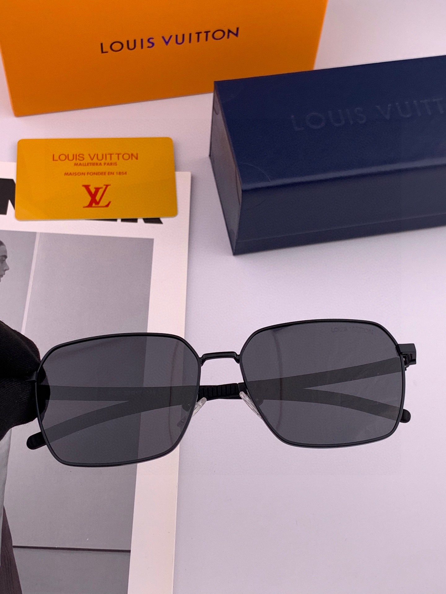   LV 。  高品质男女款墨镜   👍 进口宝丽来偏光镜片  。蛤蟆镜 开车钓鱼都可 。百搭显瘦墨镜韩