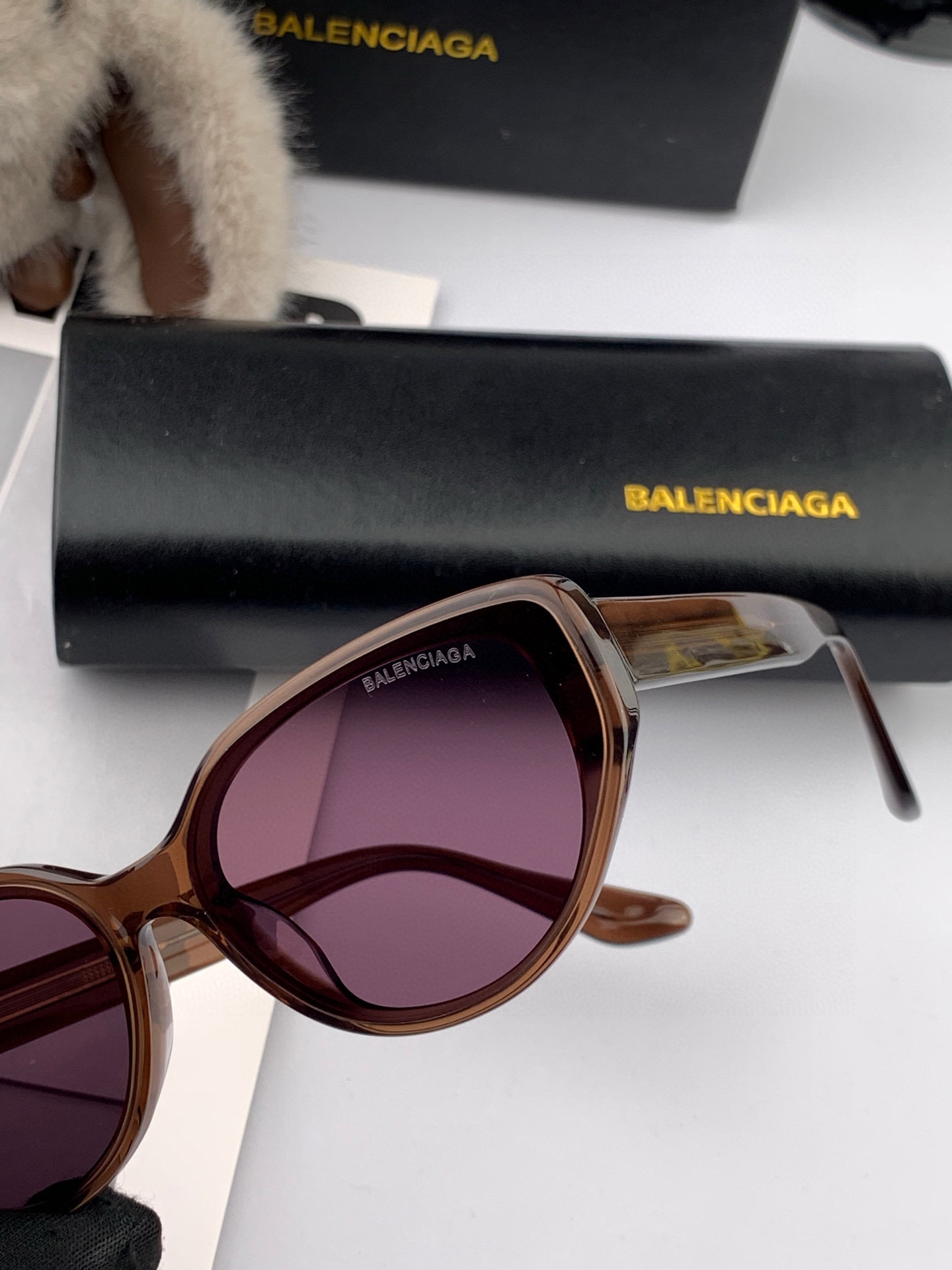   巴黎世家2025开春新款一体镜 小框太阳镜男女同款 😎 
爆款大框尼龙太阳镜 超逼格超酷 
镜腿品牌