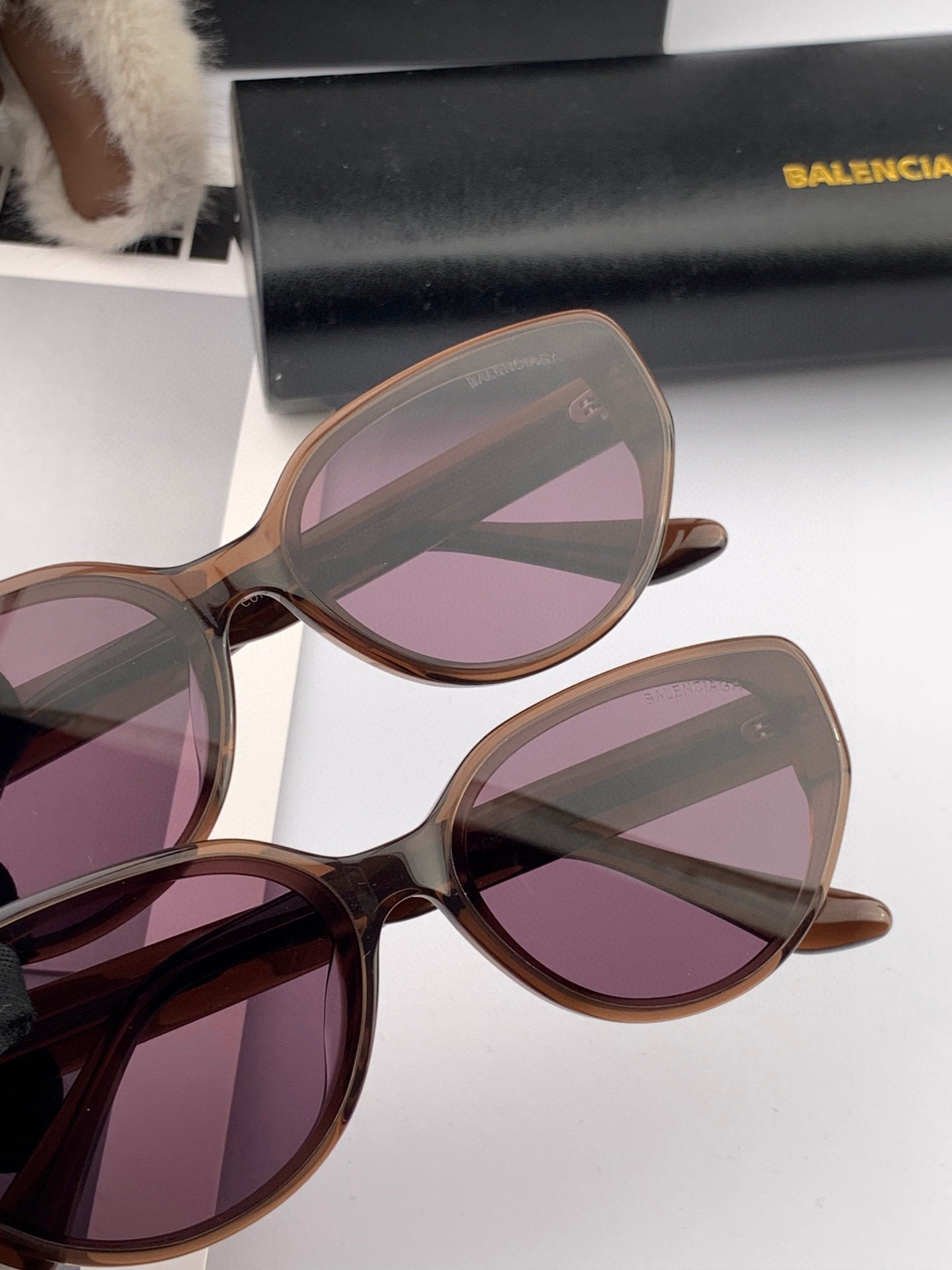   巴黎世家2025开春新款一体镜 小框太阳镜男女同款 😎 
爆款大框尼龙太阳镜 超逼格超酷 
镜腿品牌