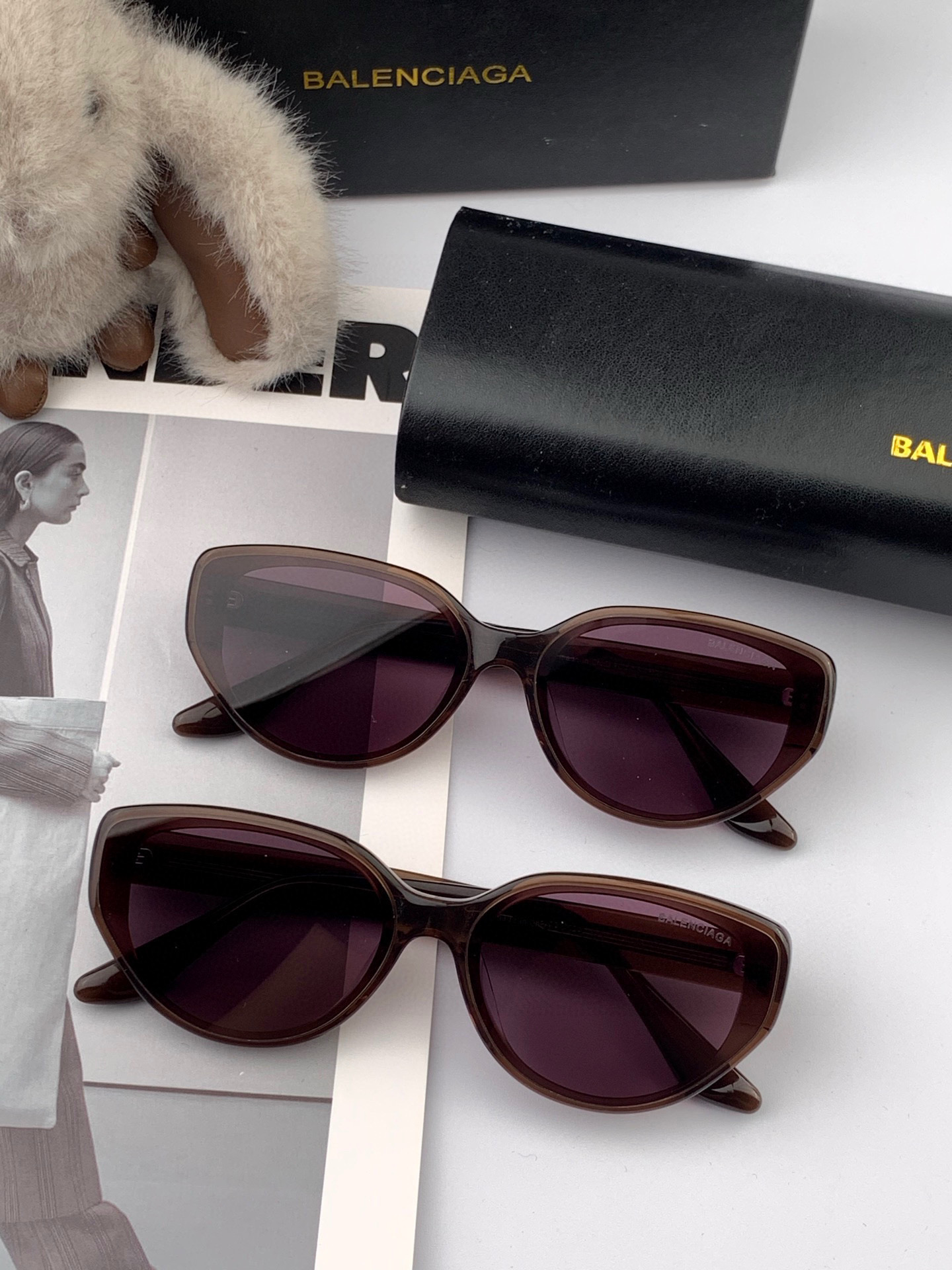   巴黎世家2025开春新款一体镜 小框太阳镜男女同款 😎 
爆款大框尼龙太阳镜 超逼格超酷 
镜腿品牌