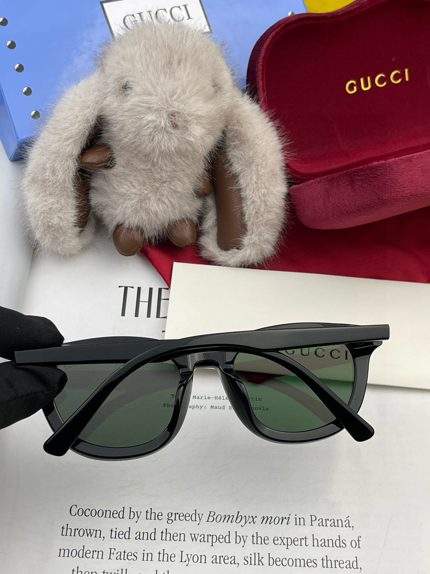  GUCCI开春新款一体镜 小框太阳镜男女同款 😎 
爆款大框尼龙太阳镜 超逼格超酷 
镜腿品牌设计感强