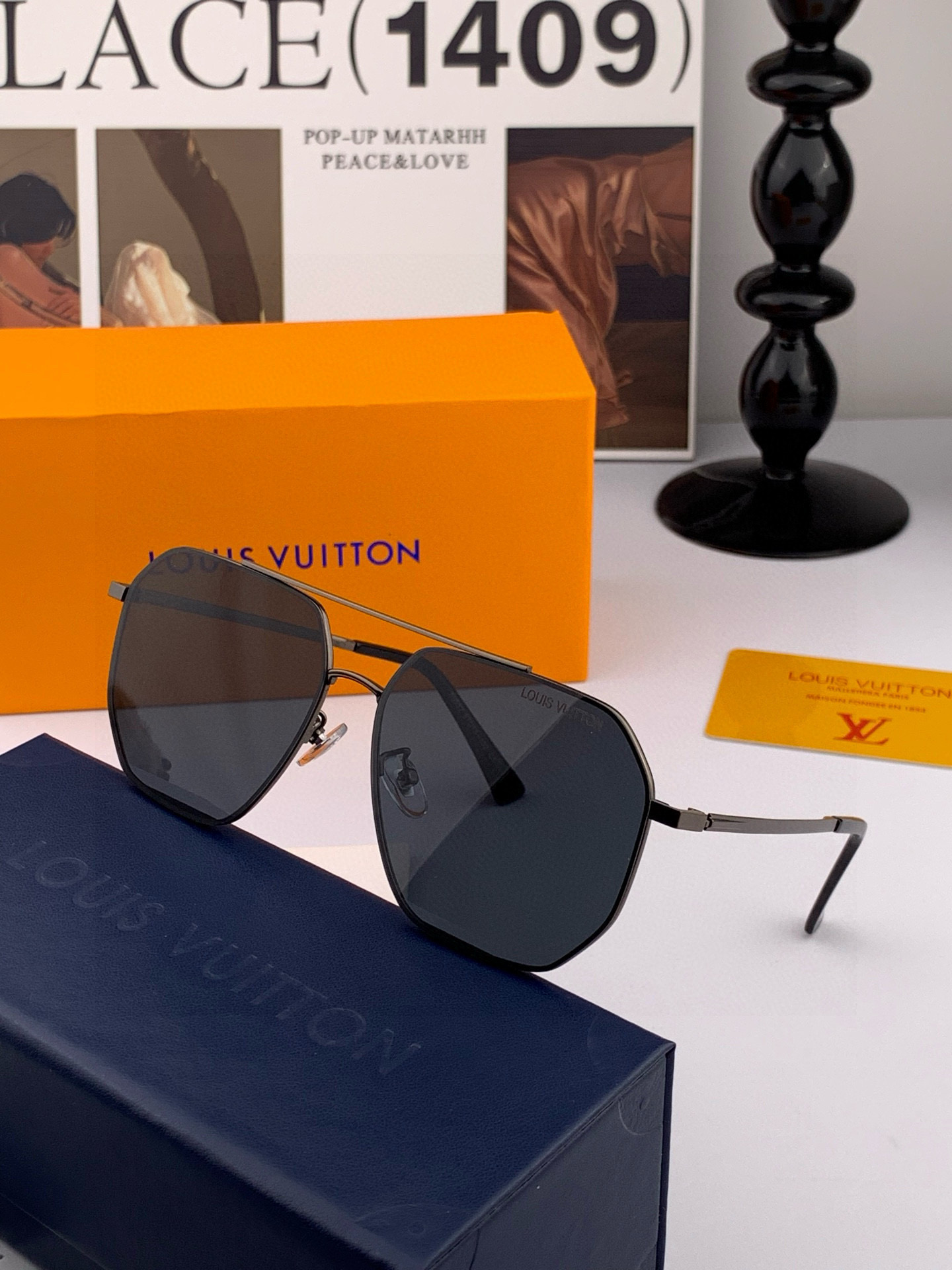       LV 男款炫彩飞行员偏光太阳镜 ❤️材质：高清尼龙加厚卡槽高清偏光镜片 🌹无边框镜架💕颜👍型