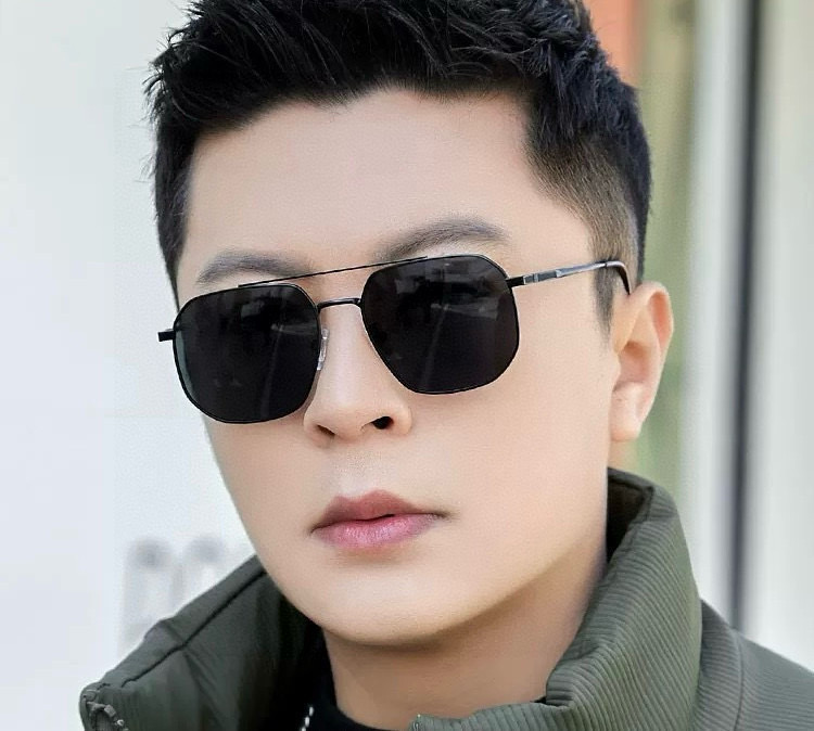       LV 男款炫彩飞行员偏光太阳镜 ❤️材质：高清尼龙加厚卡槽高清偏光镜片 🌹无边框镜架💕颜👍型