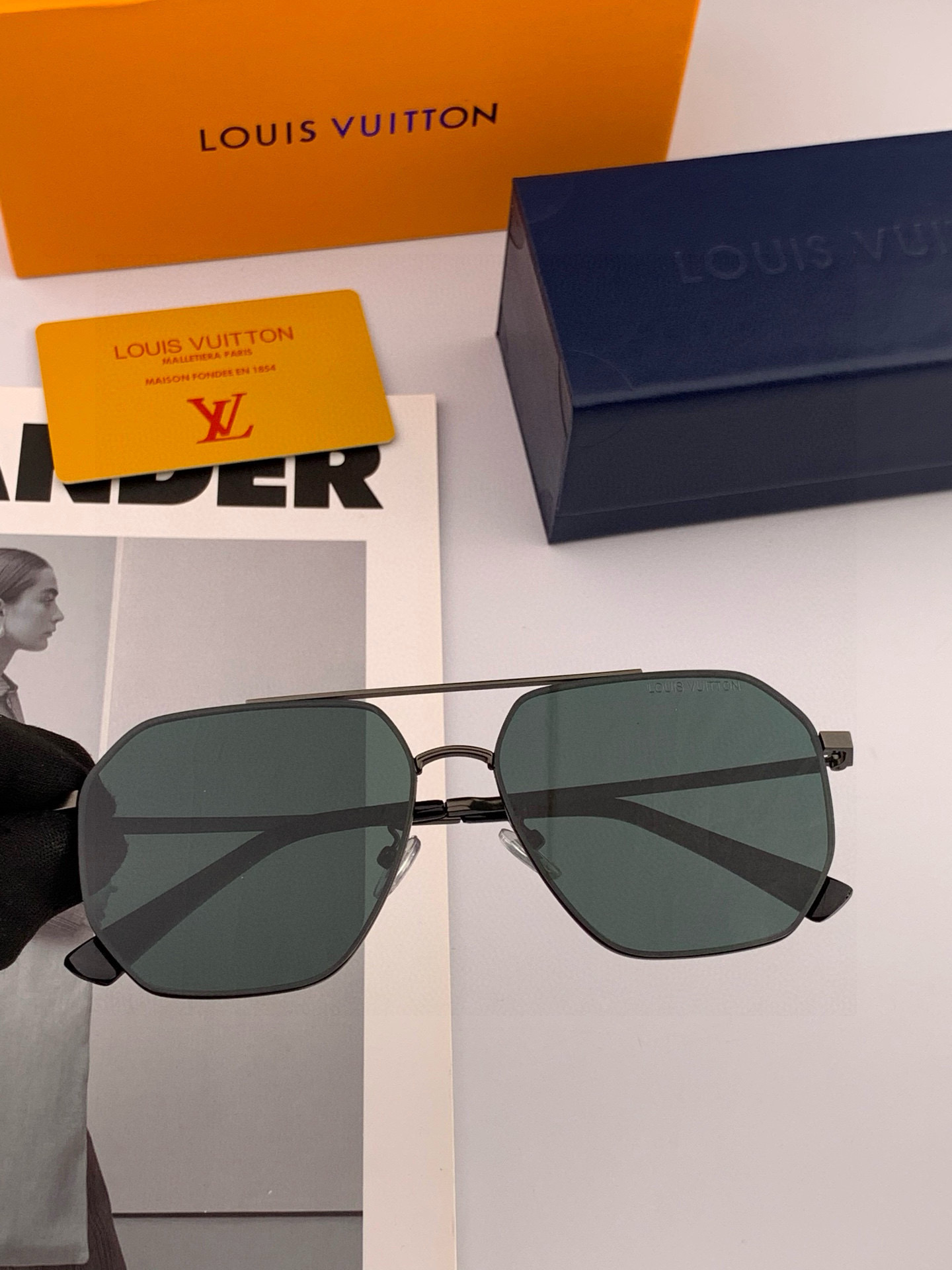       LV 男款炫彩飞行员偏光太阳镜 ❤️材质：高清尼龙加厚卡槽高清偏光镜片 🌹无边框镜架💕颜👍型