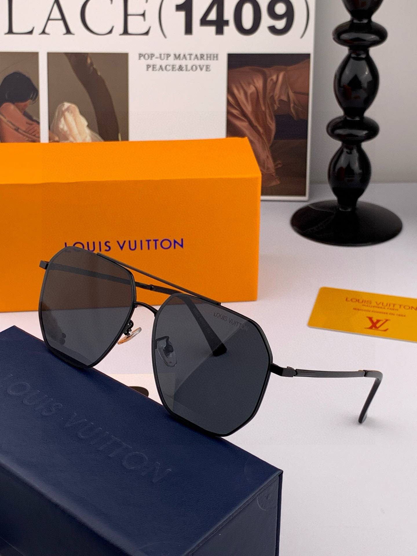       LV 男款炫彩飞行员偏光太阳镜 ❤️材质：高清尼龙加厚卡槽高清偏光镜片 🌹无边框镜架💕颜👍型
