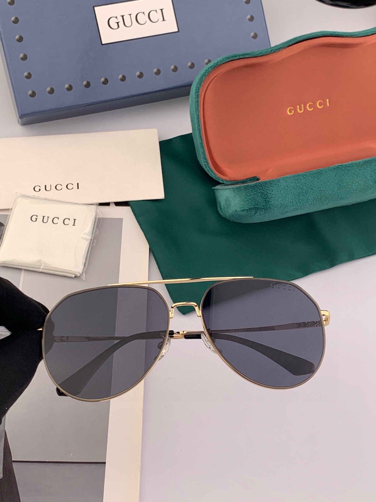         GUCCI 男款炫彩飞行员偏光太阳镜 ❤️材质：高清尼龙加厚卡槽高清偏光镜片 🌹无边框镜