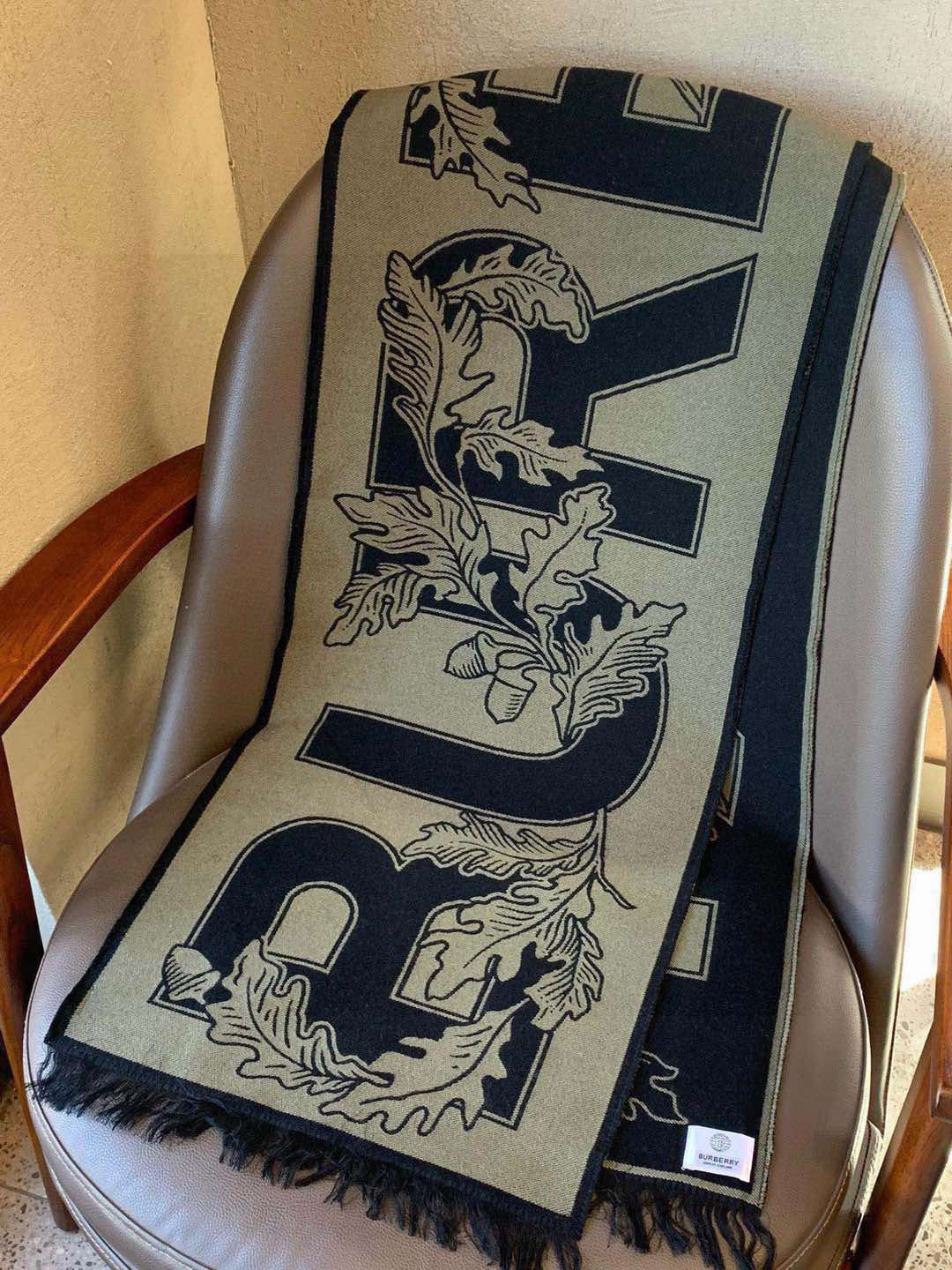   大家也看到了，很有创意的一款围巾，上身效果就不用说了，一定是出片的！从原料、染色到生产工艺，完全按照