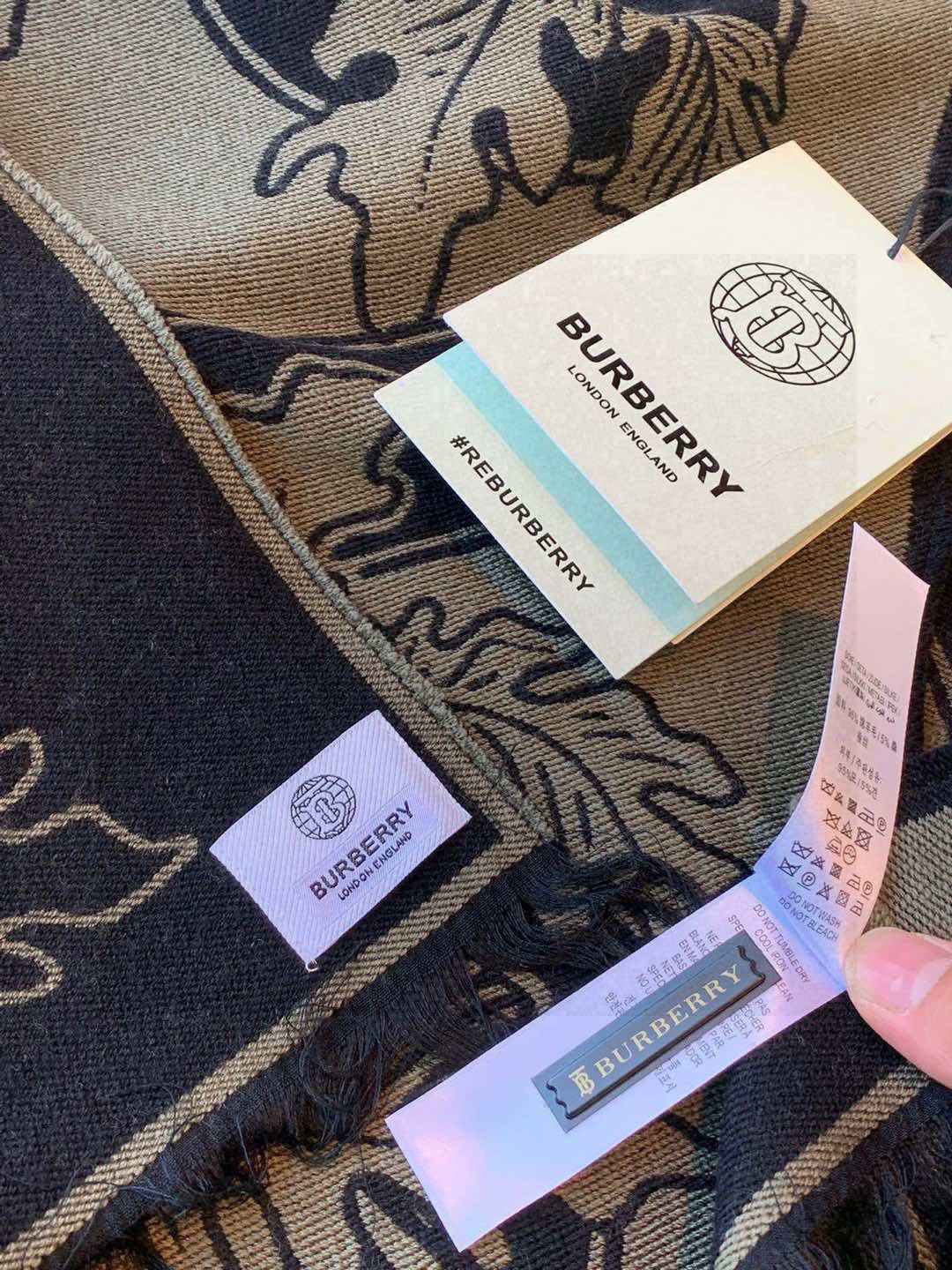   大家也看到了，很有创意的一款围巾，上身效果就不用说了，一定是出片的！从原料、染色到生产工艺，完全按照