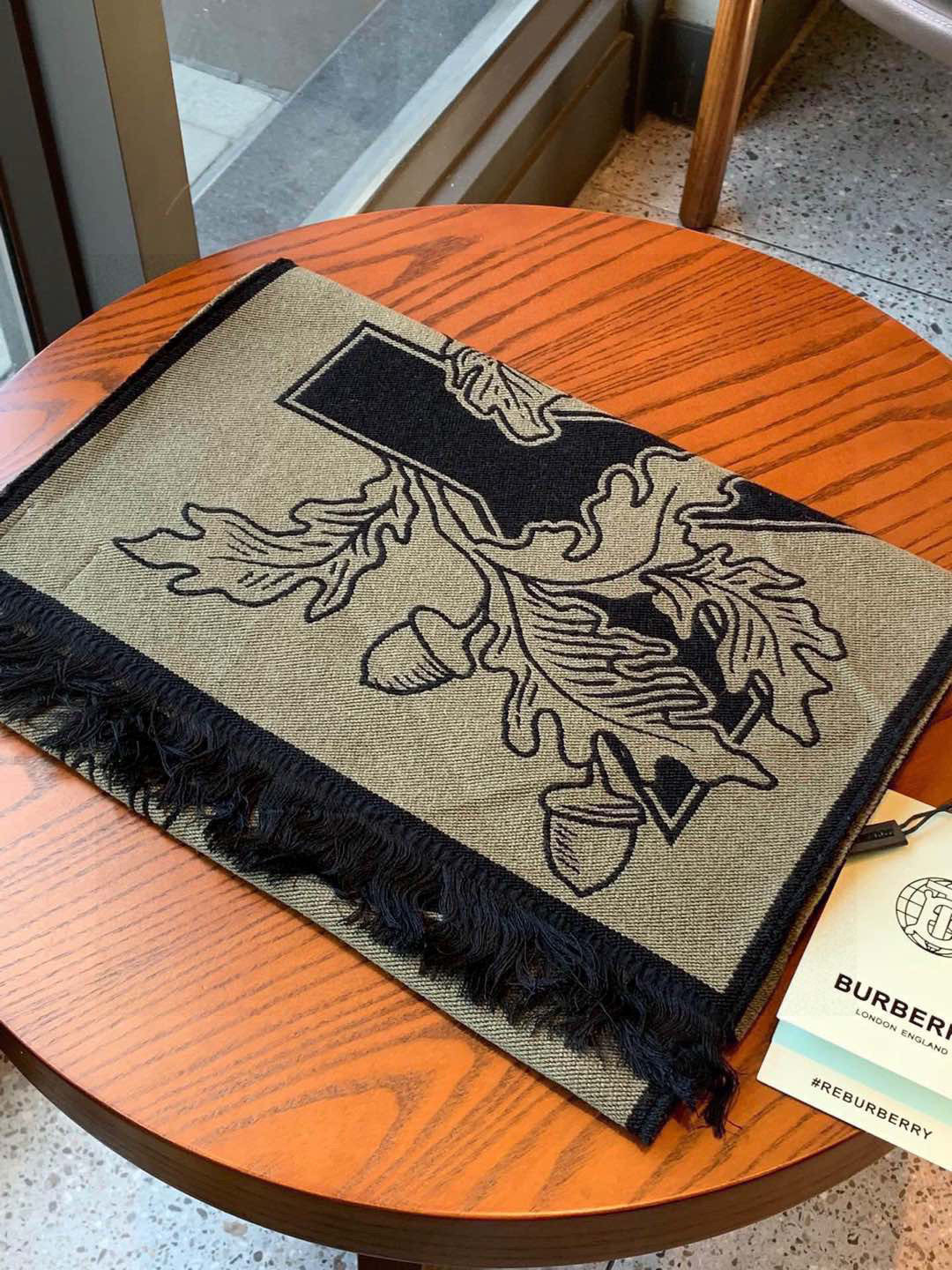   大家也看到了，很有创意的一款围巾，上身效果就不用说了，一定是出片的！从原料、染色到生产工艺，完全按照