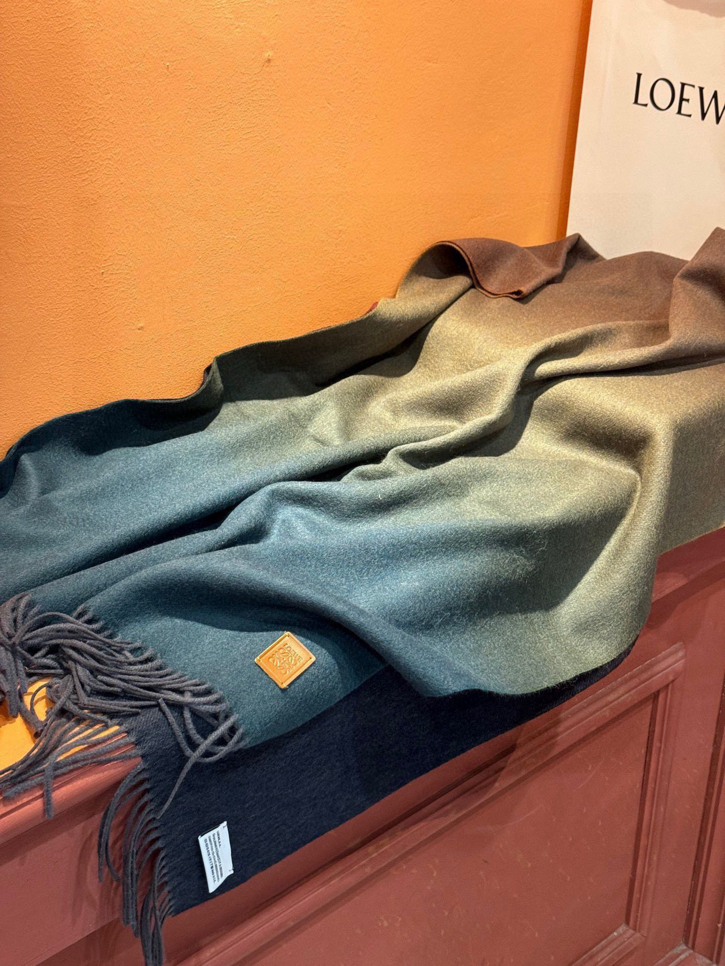  ✨✨太美了😍罗意威 美到要尖叫😱专柜最新款🎊英伦欧美范儿「多色渐变」又是一款即时尚又实用的大围巾&长巾