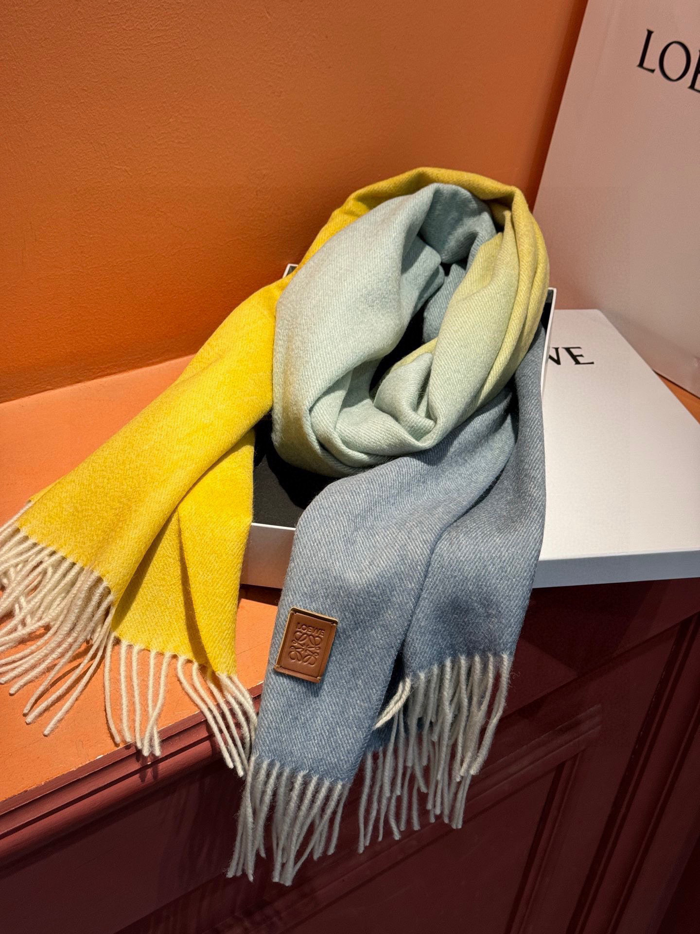  ✨✨太美了😍罗意威 美到要尖叫😱专柜最新款🎊英伦欧美范儿「多色渐变」又是一款即时尚又实用的大围巾&长巾