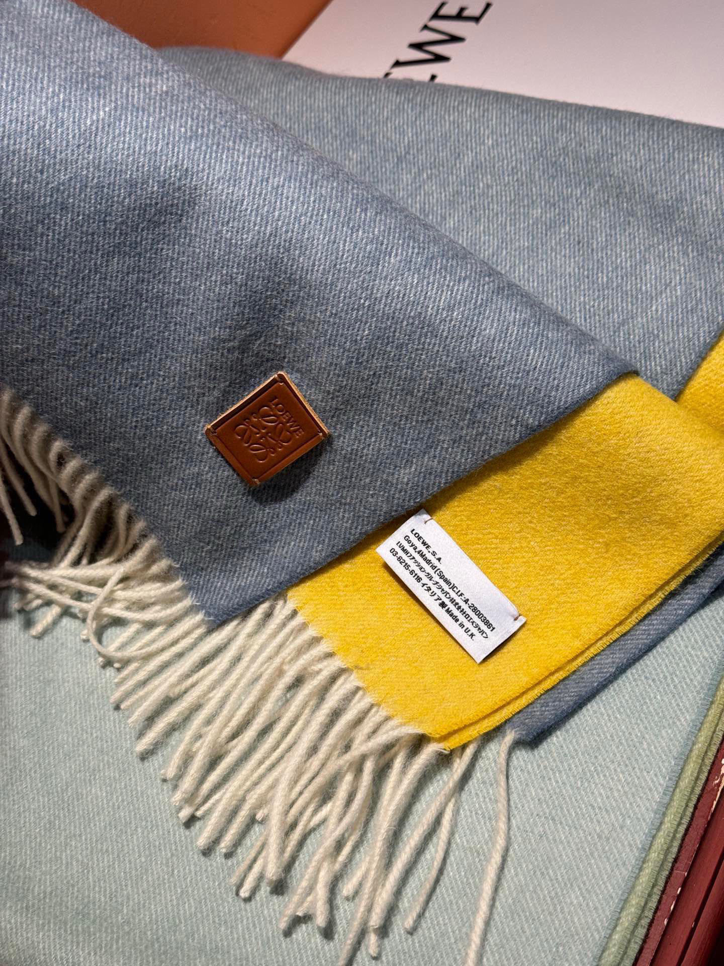  ✨✨太美了😍罗意威 美到要尖叫😱专柜最新款🎊英伦欧美范儿「多色渐变」又是一款即时尚又实用的大围巾&长巾