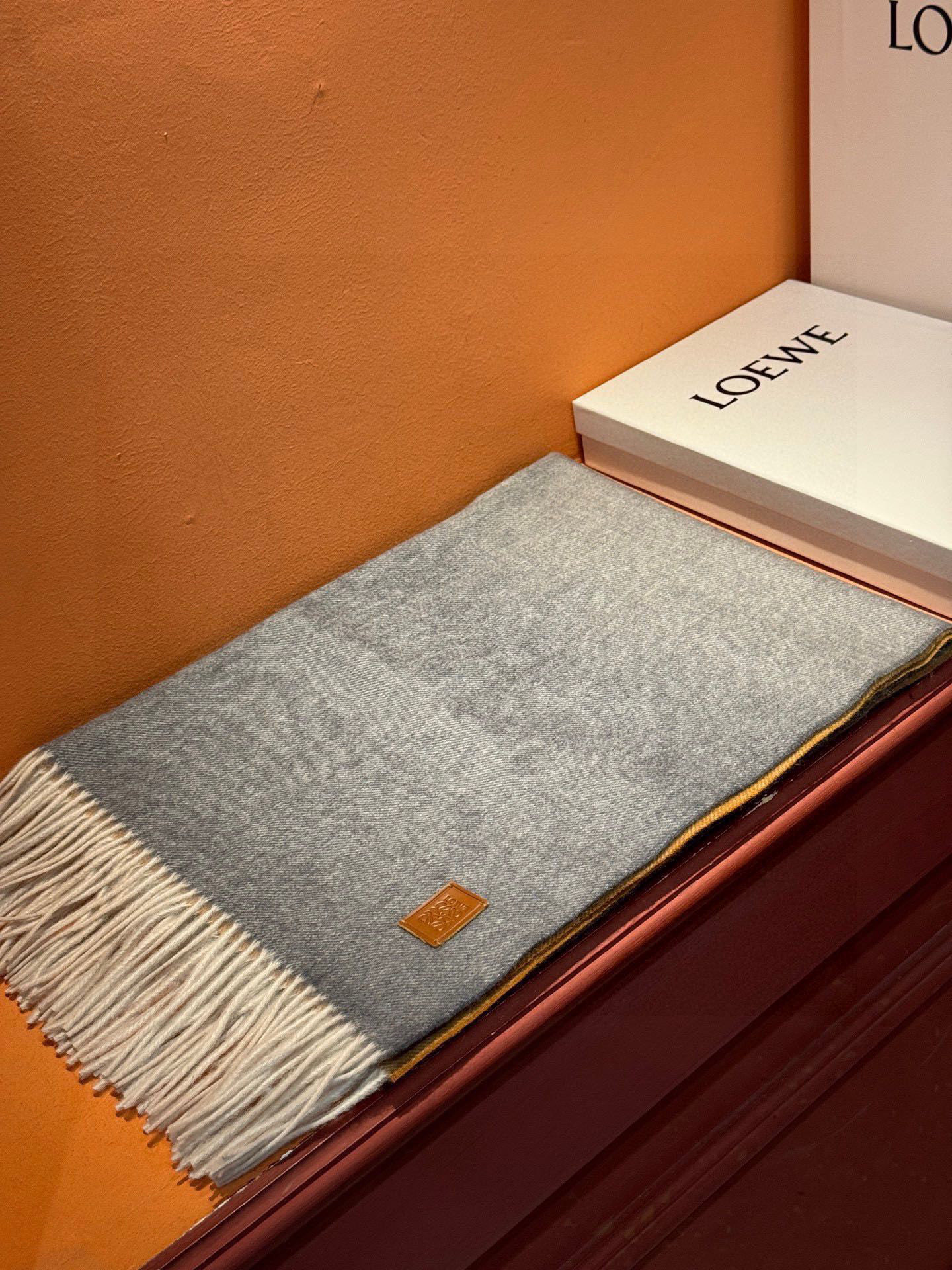  ✨✨太美了😍罗意威 美到要尖叫😱专柜最新款🎊英伦欧美范儿「多色渐变」又是一款即时尚又实用的大围巾&长巾