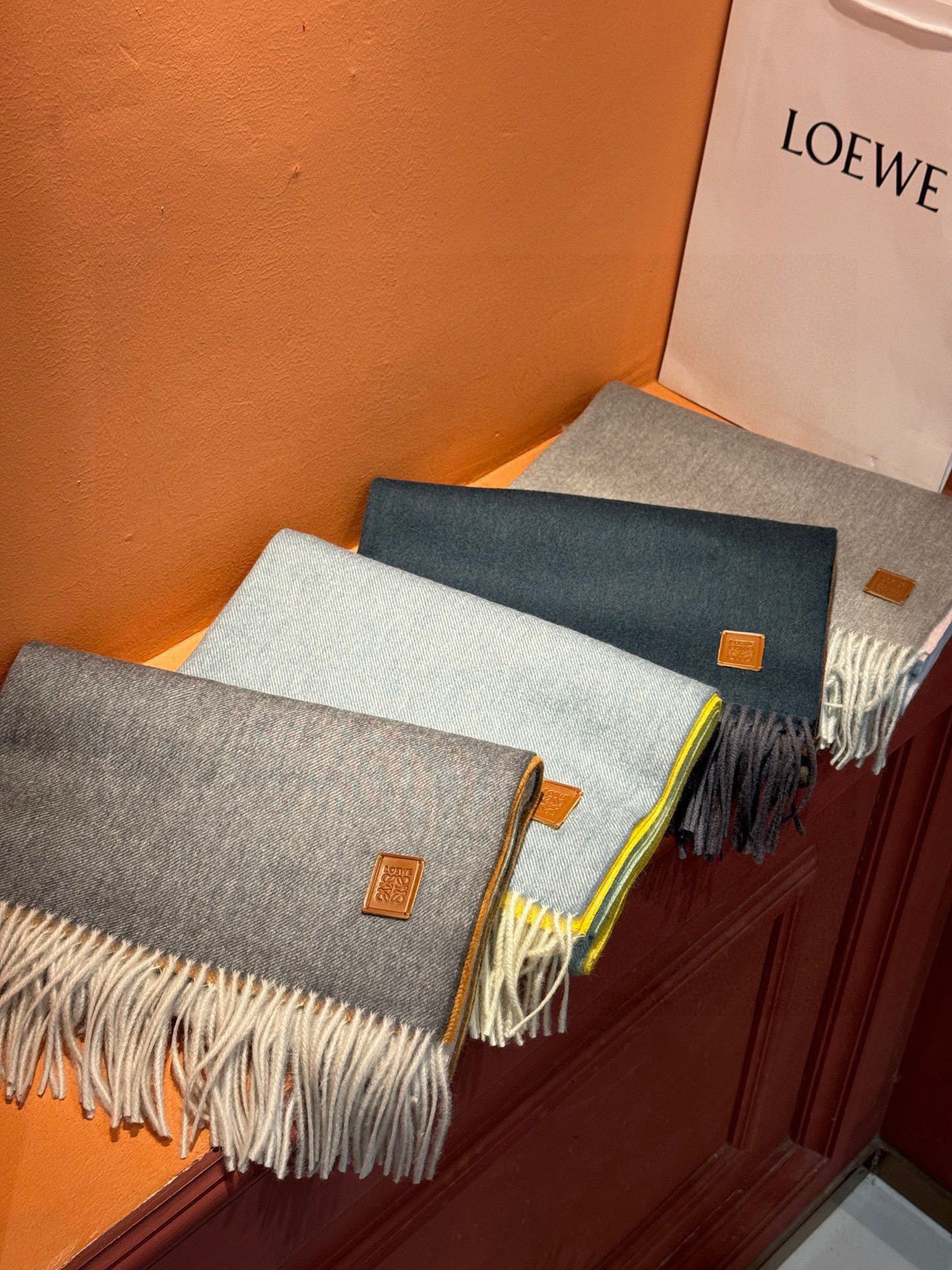  ✨✨太美了😍罗意威 美到要尖叫😱专柜最新款🎊英伦欧美范儿「多色渐变」又是一款即时尚又实用的大围巾&长巾