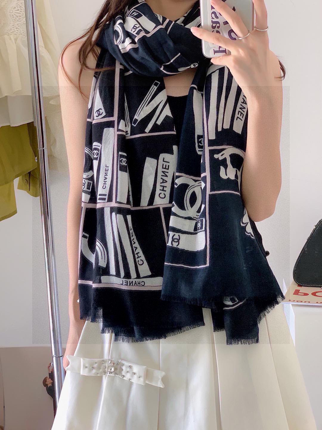 💟上新🌺羊绒披肩🌟长巾！强烈推荐价格超美！实物更美羊绒面料！纹理清晰、细腻可见
每一个套色、每一个笔触，