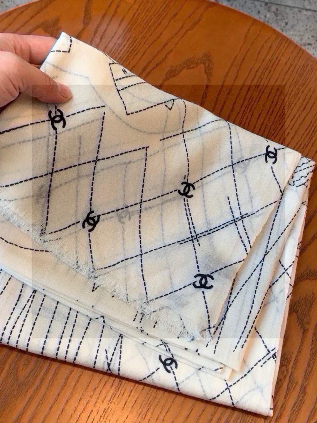 💟上新🌺羊绒披肩🌟长巾！强烈推荐价格超美！实物更美羊绒面料！纹理清晰、细腻可见
每一个套色、每一个笔触，