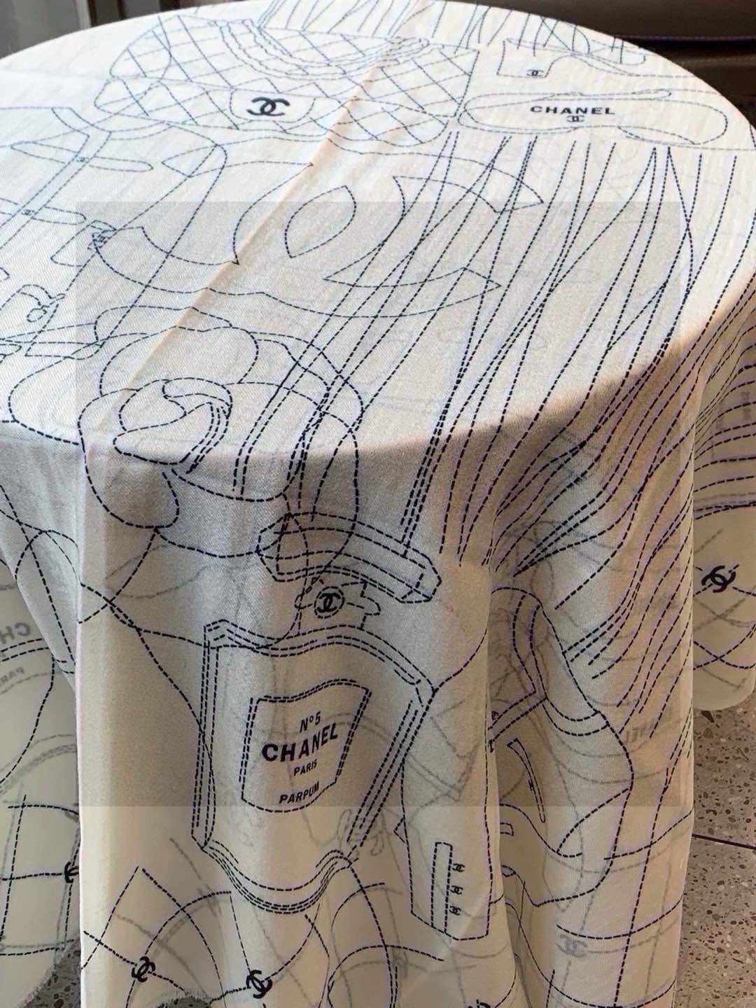 💟上新🌺羊绒披肩🌟长巾！强烈推荐价格超美！实物更美羊绒面料！纹理清晰、细腻可见
每一个套色、每一个笔触，