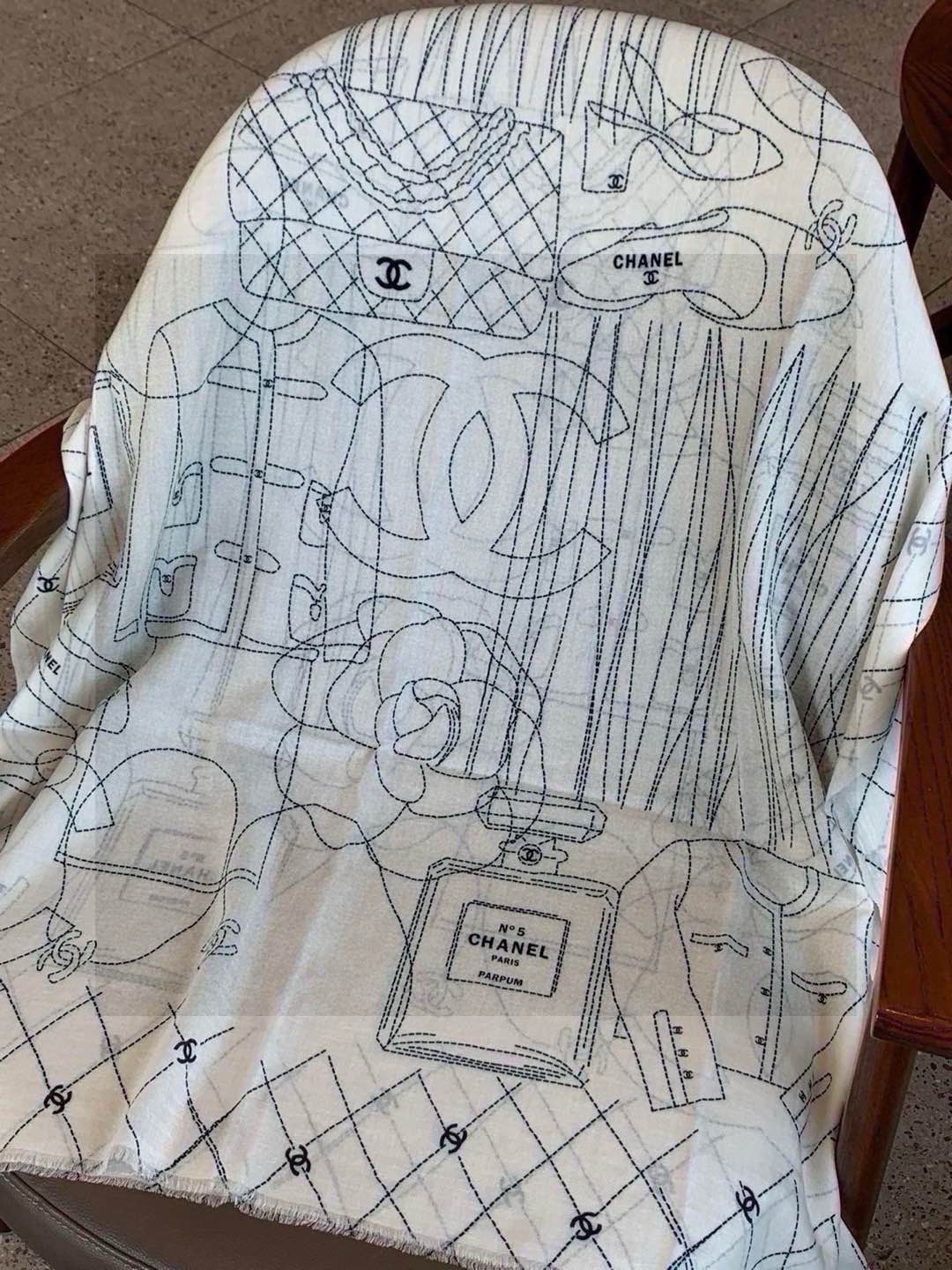 💟上新🌺羊绒披肩🌟长巾！强烈推荐价格超美！实物更美羊绒面料！纹理清晰、细腻可见
每一个套色、每一个笔触，