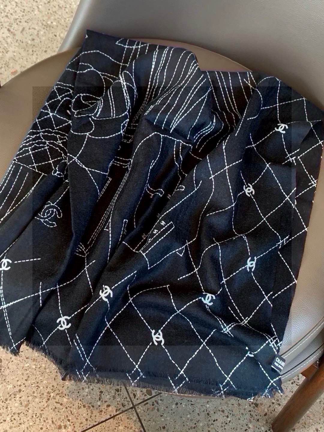 💟上新🌺羊绒披肩🌟长巾！强烈推荐价格超美！实物更美羊绒面料！纹理清晰、细腻可见
每一个套色、每一个笔触，