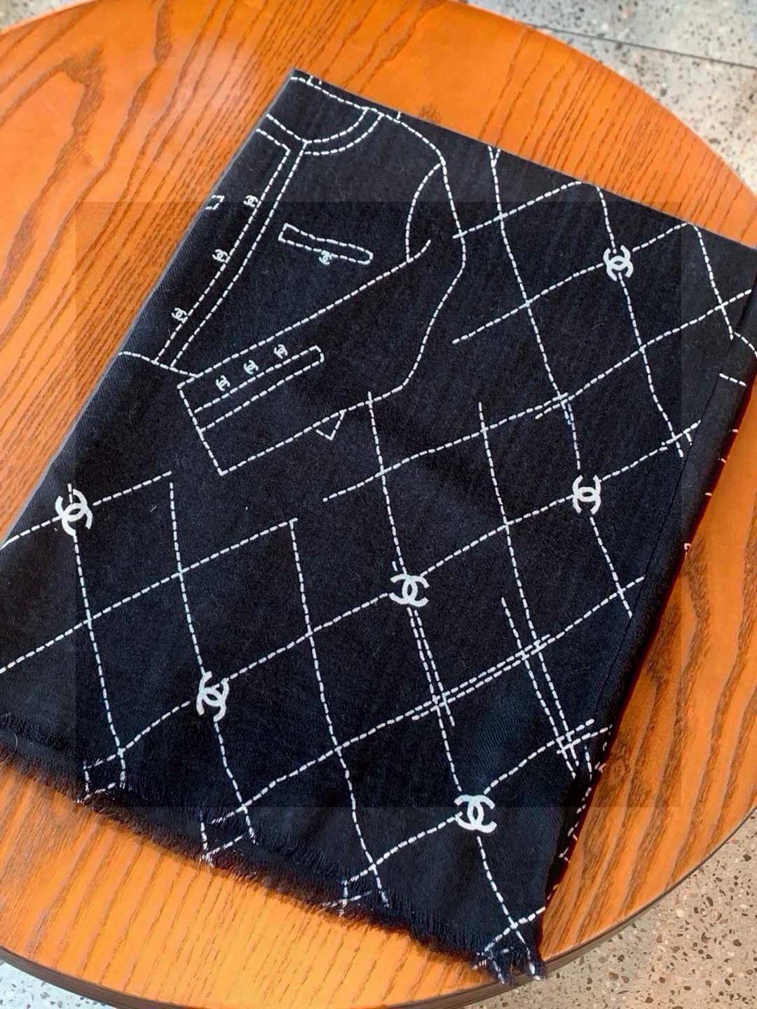 💟上新🌺羊绒披肩🌟长巾！强烈推荐价格超美！实物更美羊绒面料！纹理清晰、细腻可见
每一个套色、每一个笔触，