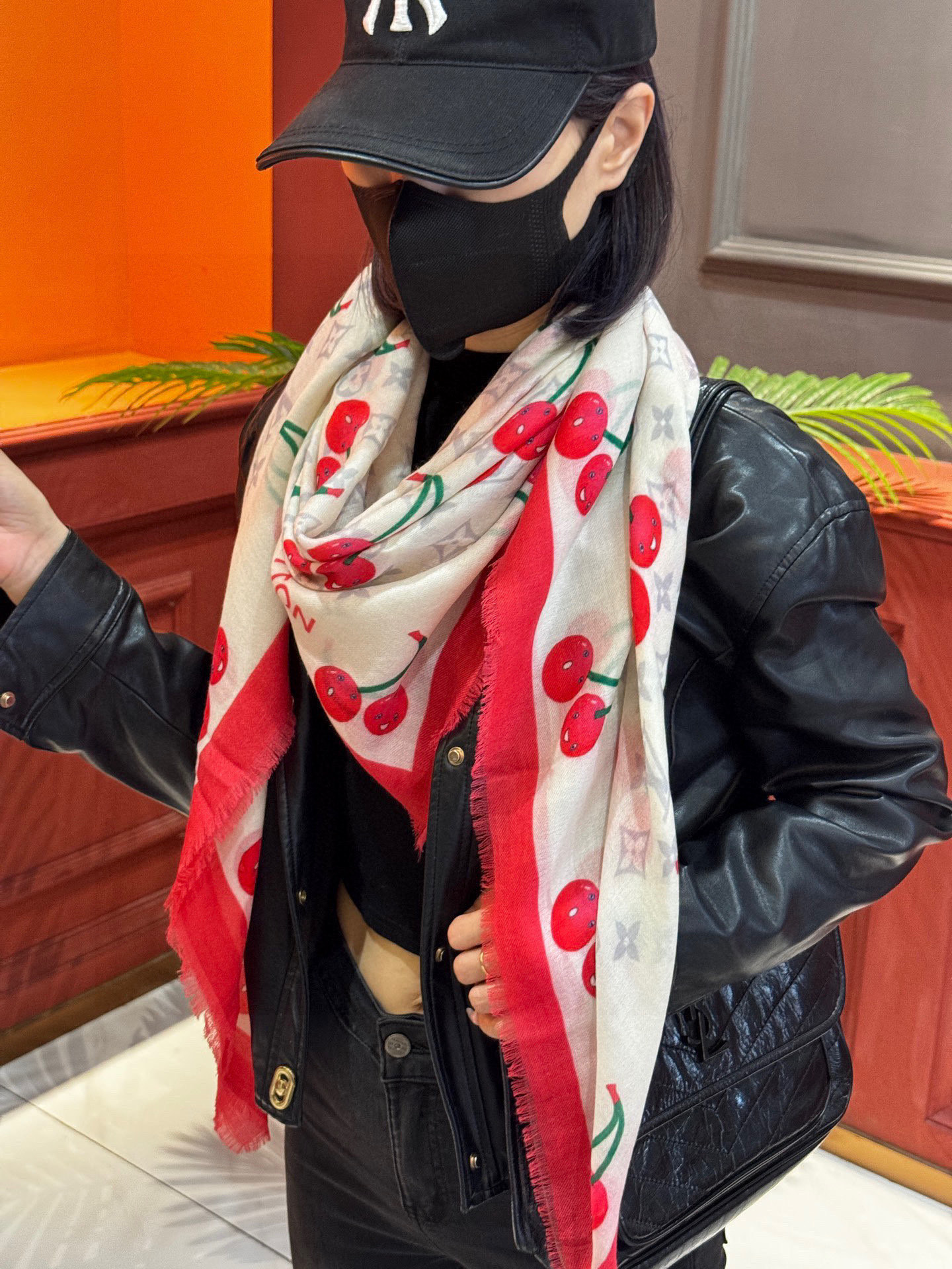  上新💕 。新款樱桃LV羊绒方巾 
LV x TM Monogram Cerise 出自路易威登 x 村