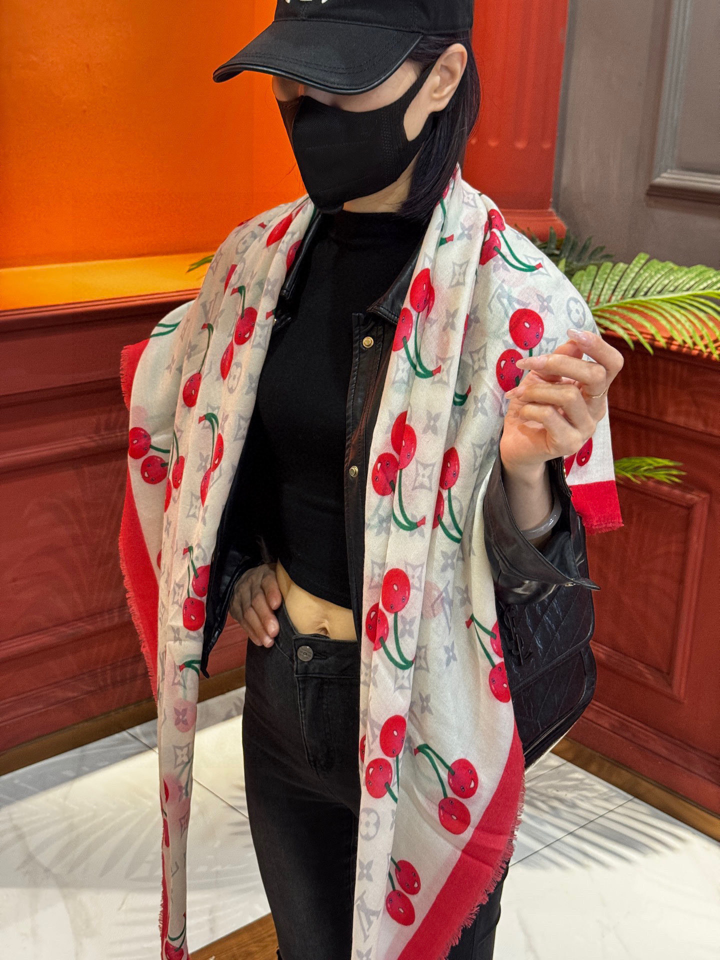  上新💕 。新款樱桃LV羊绒方巾 
LV x TM Monogram Cerise 出自路易威登 x 村