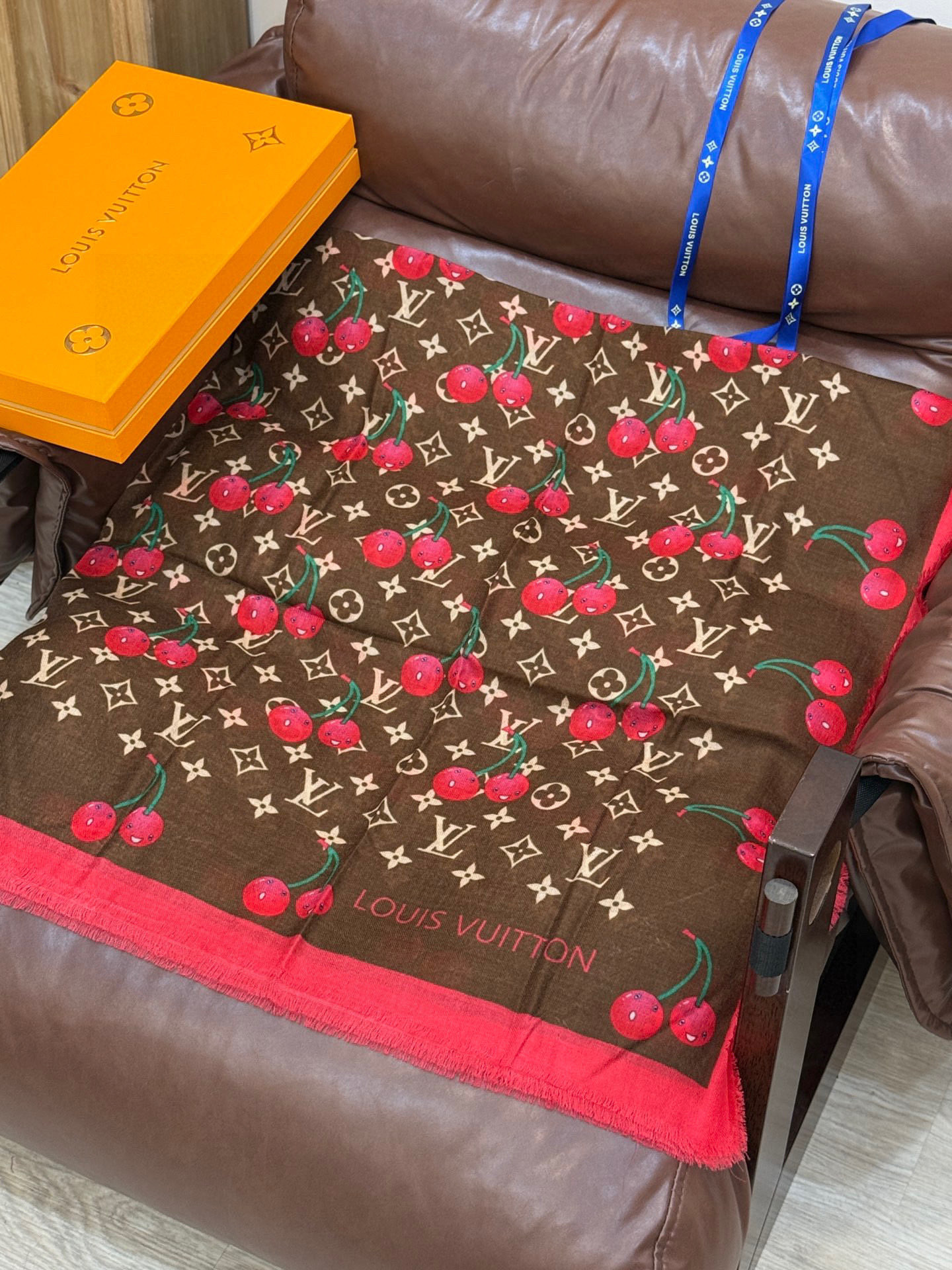  上新💕 。新款樱桃LV羊绒方巾 
LV x TM Monogram Cerise 出自路易威登 x 村