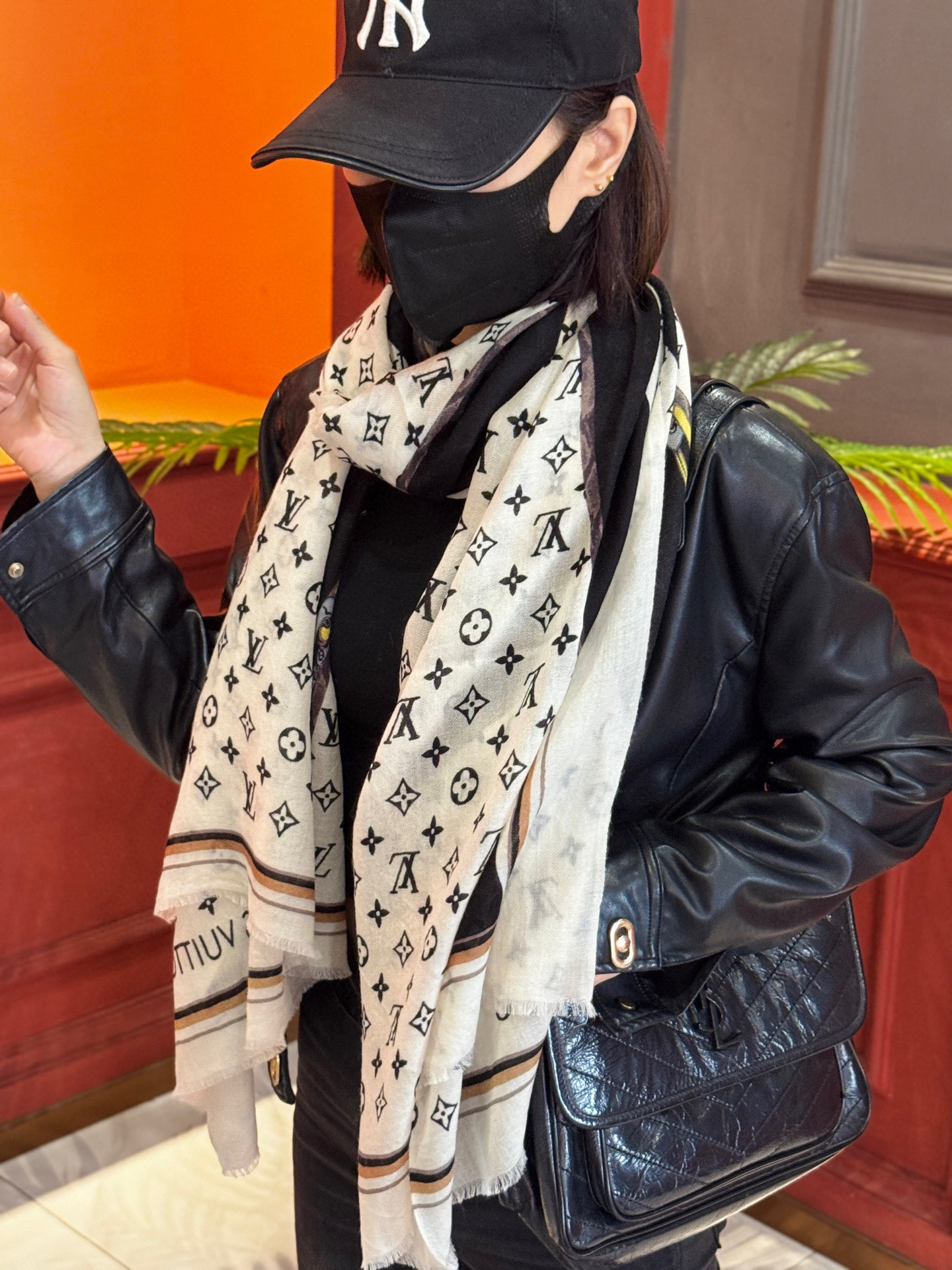   又时髦又百搭！LV新款老花长巾】提升气质和品味的好单品！！四季必备！！真的无敌实用！！Lv难得的羊绒