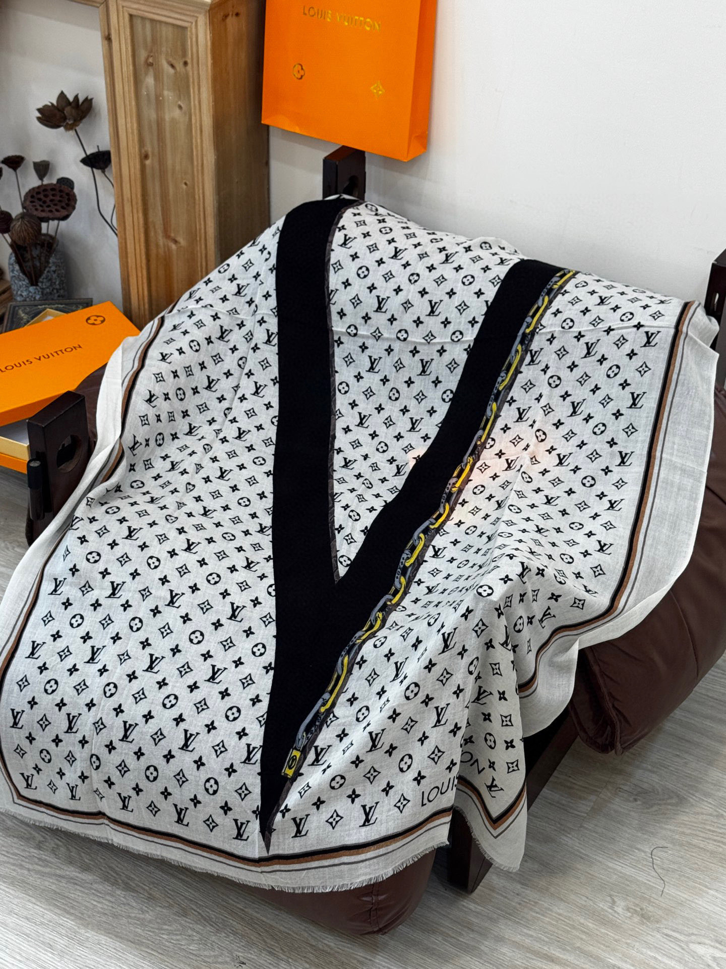   又时髦又百搭！LV新款老花长巾】提升气质和品味的好单品！！四季必备！！真的无敌实用！！Lv难得的羊绒