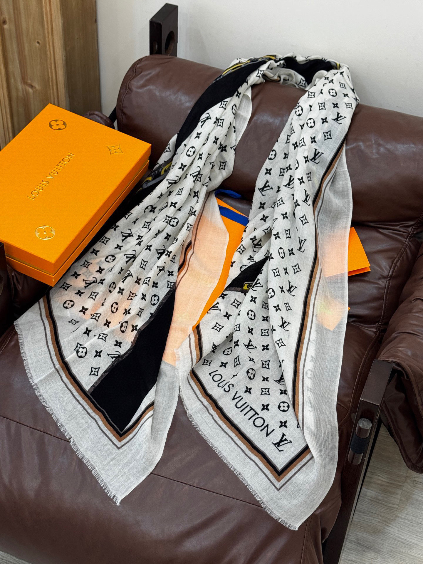   又时髦又百搭！LV新款老花长巾】提升气质和品味的好单品！！四季必备！！真的无敌实用！！Lv难得的羊绒