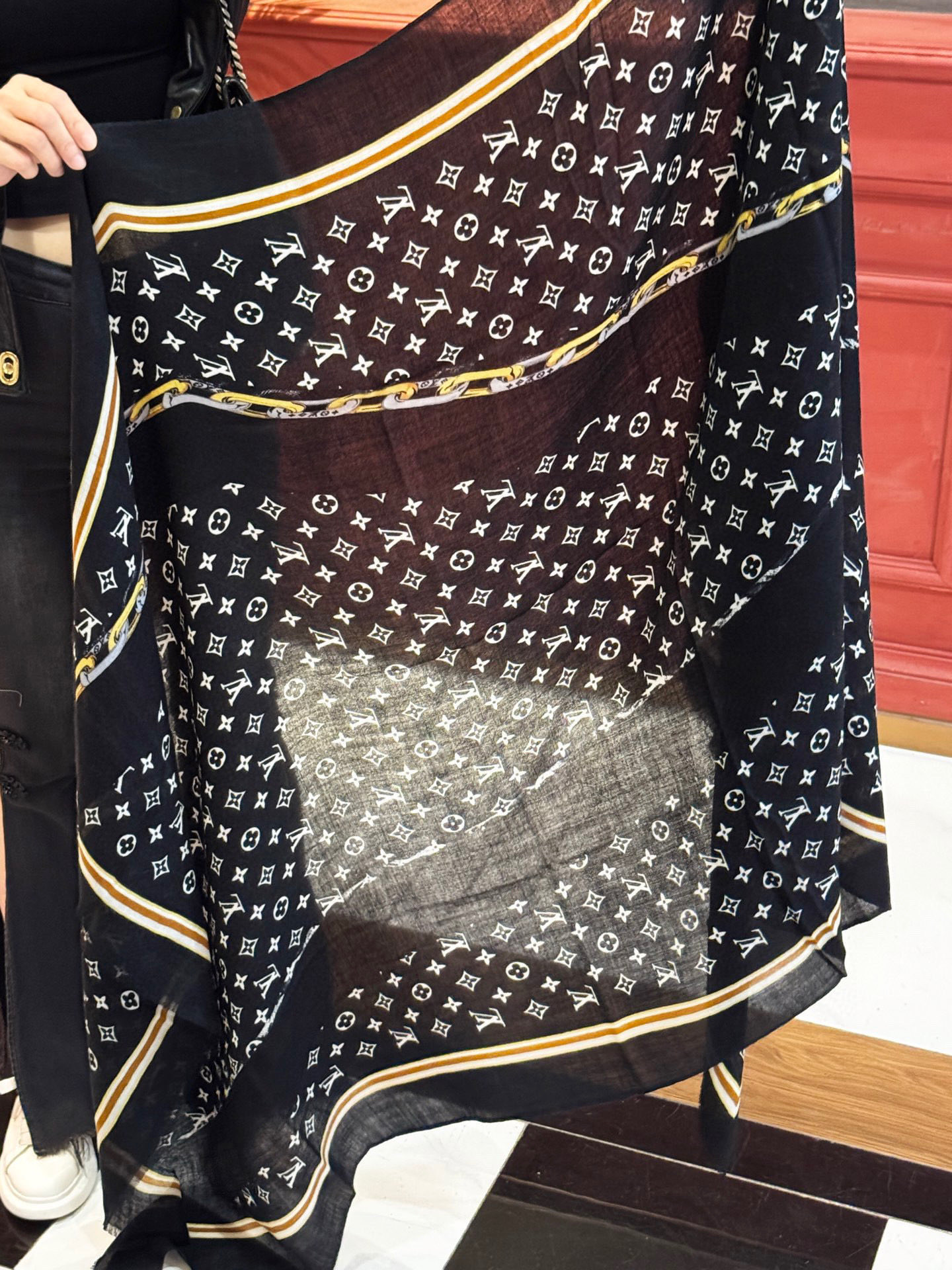   又时髦又百搭！LV新款老花长巾】提升气质和品味的好单品！！四季必备！！真的无敌实用！！Lv难得的羊绒