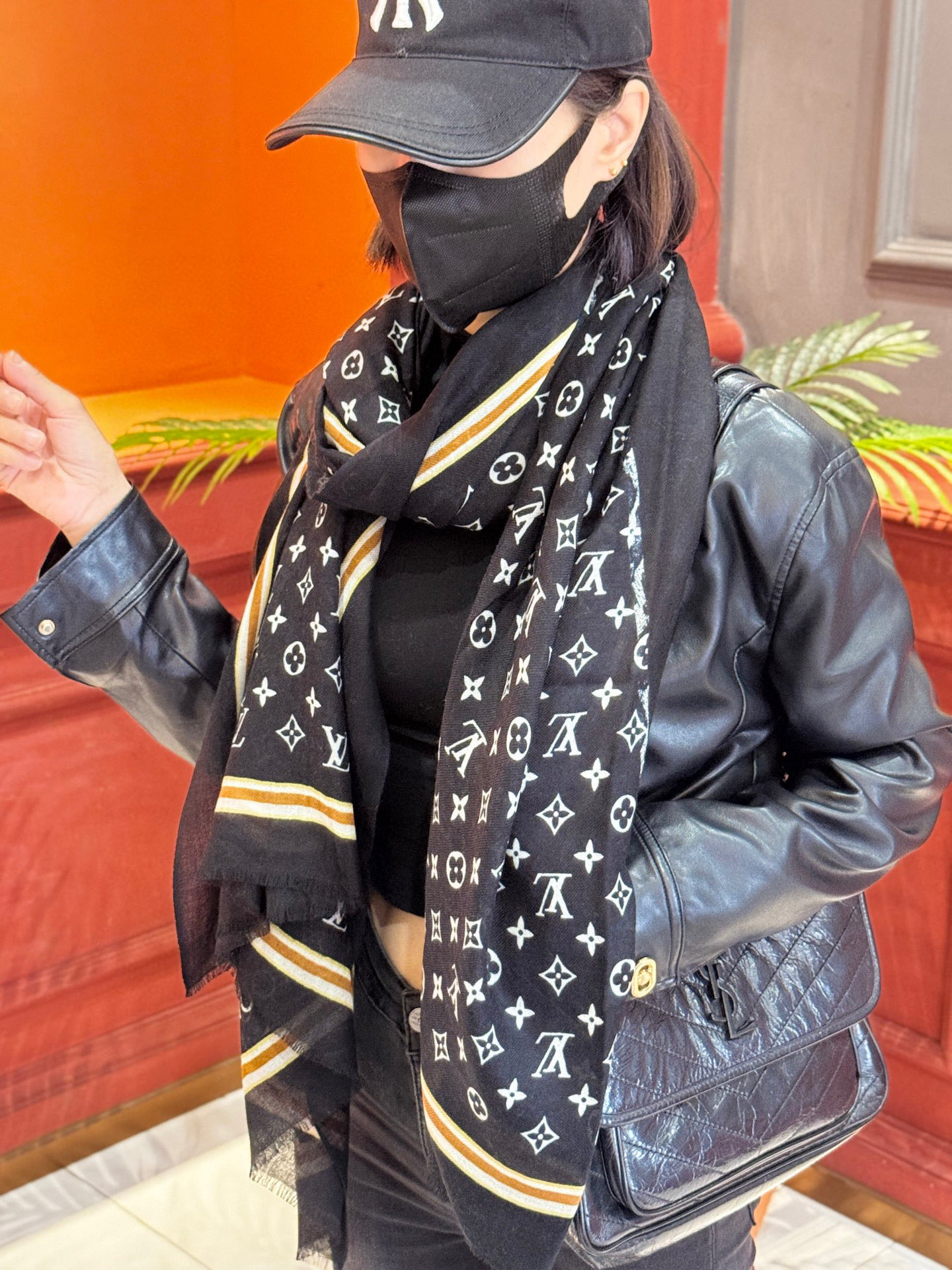   又时髦又百搭！LV新款老花长巾】提升气质和品味的好单品！！四季必备！！真的无敌实用！！Lv难得的羊绒