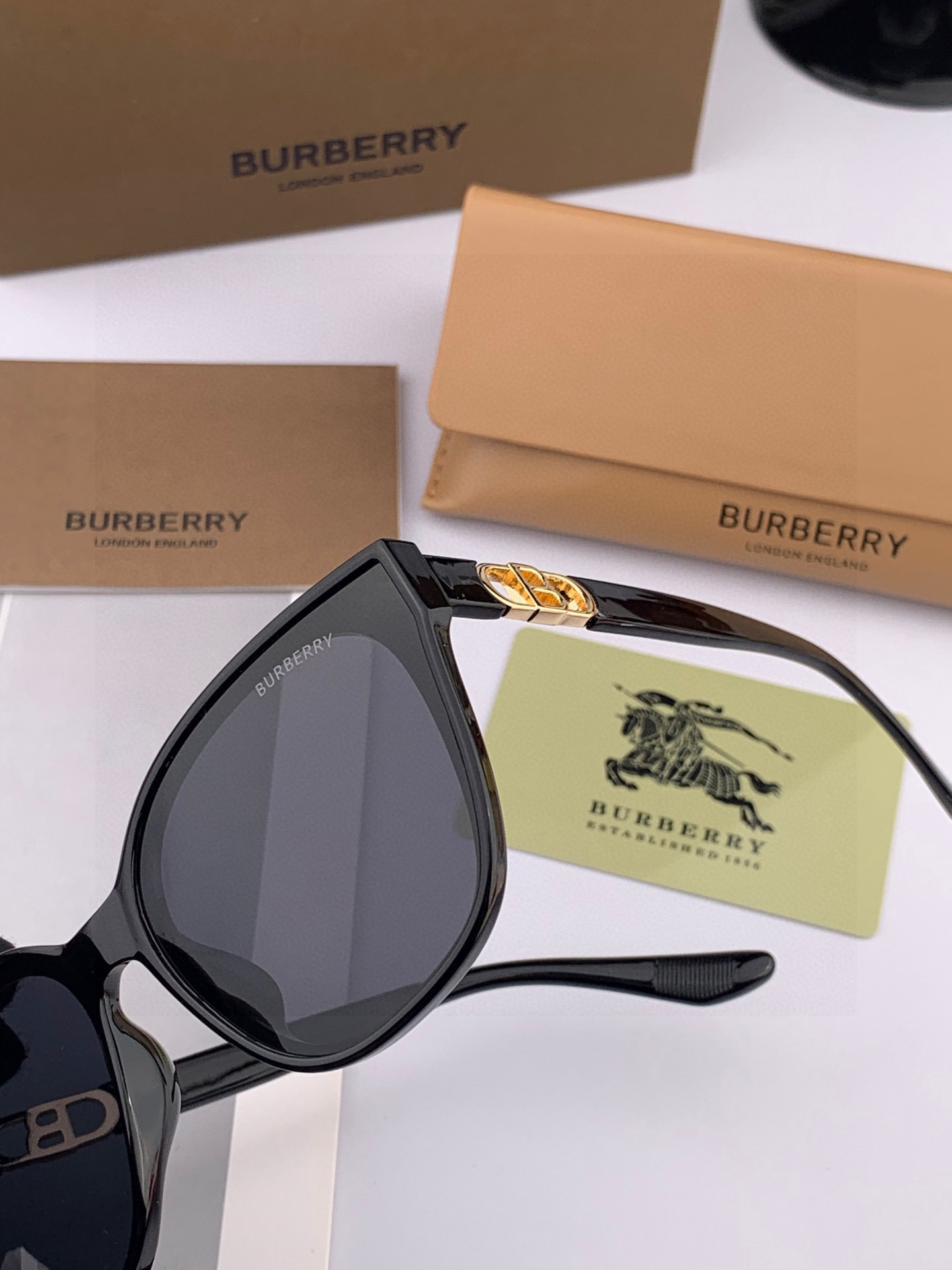  【偏光系列太阳镜】🎈原版出货 巴宝莉网红超爆款💙经典奢华全球风强酷亲亲 时尚方框太阳镜得意 气质非凡😄