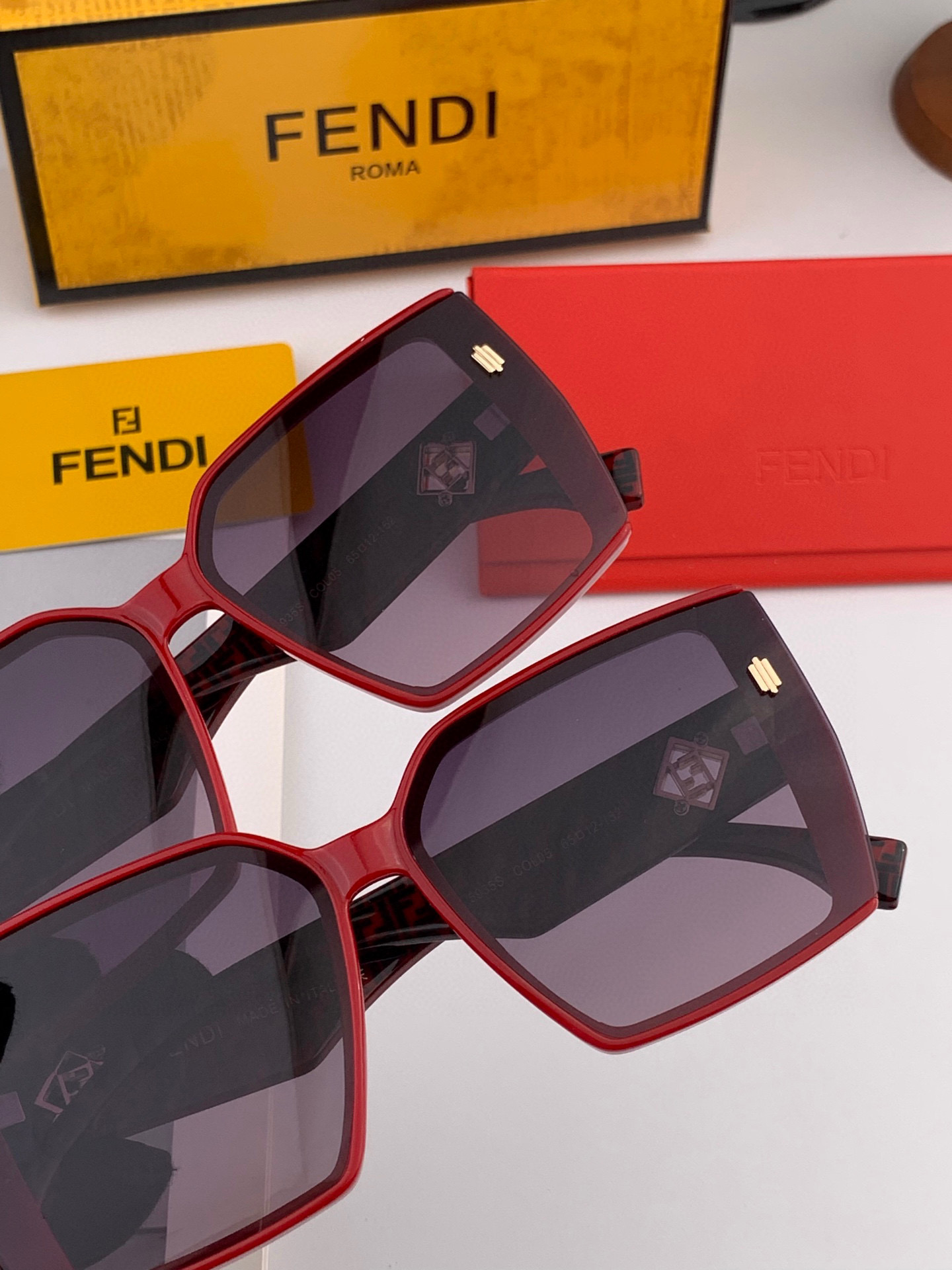  FFND* 芬迪  方框太阳镜，这款墨镜极具女性美！特定的logo标志，大板的镜腿刻有F微标  。型号