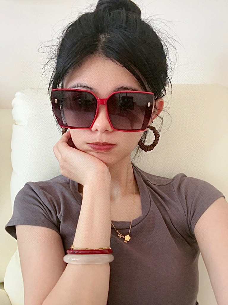  FFND* 芬迪  方框太阳镜，这款墨镜极具女性美！特定的logo标志，大板的镜腿刻有F微标  。型号