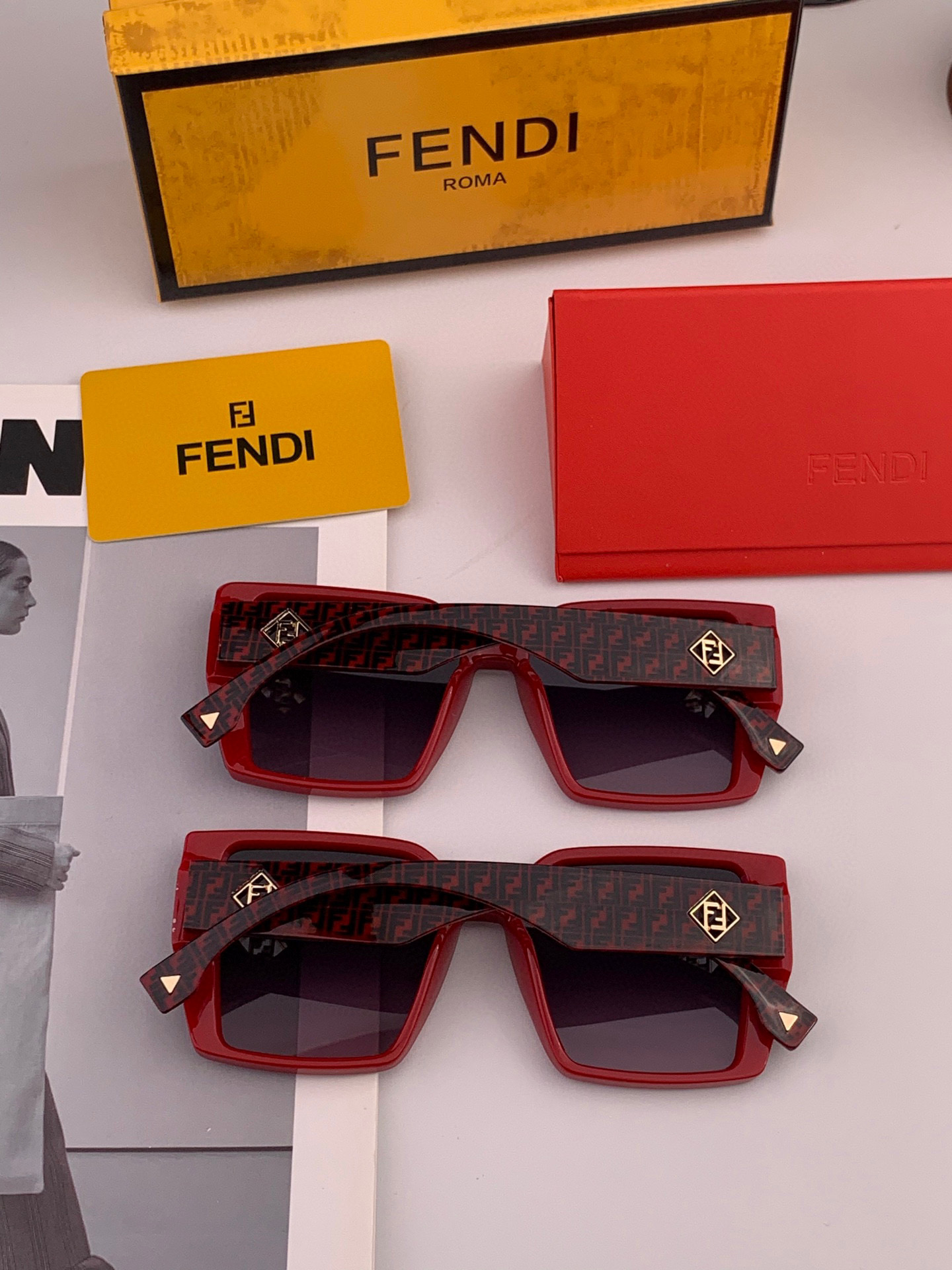  FFND* 芬迪  方框太阳镜，这款墨镜极具女性美！特定的logo标志，大板的镜腿刻有F微标  。型号