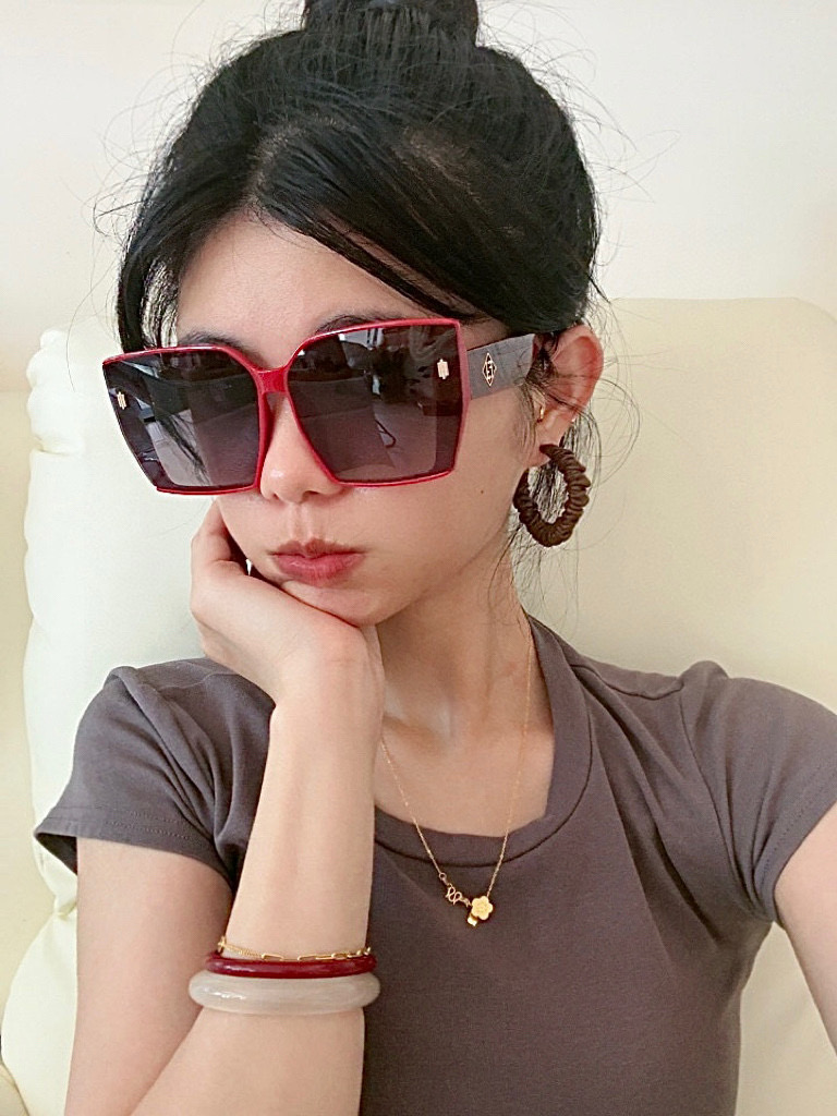  FFND* 芬迪  方框太阳镜，这款墨镜极具女性美！特定的logo标志，大板的镜腿刻有F微标  。型号