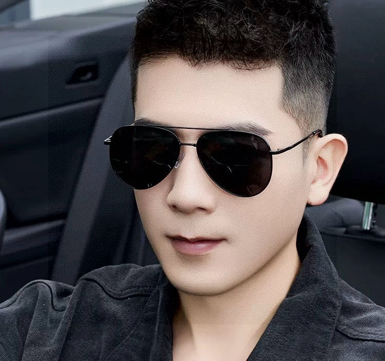       LV 男款炫彩飞行员偏光太阳镜 ❤️材质：高清尼龙加厚卡槽高清偏光镜片 🌹无边框镜架💕颜👍型