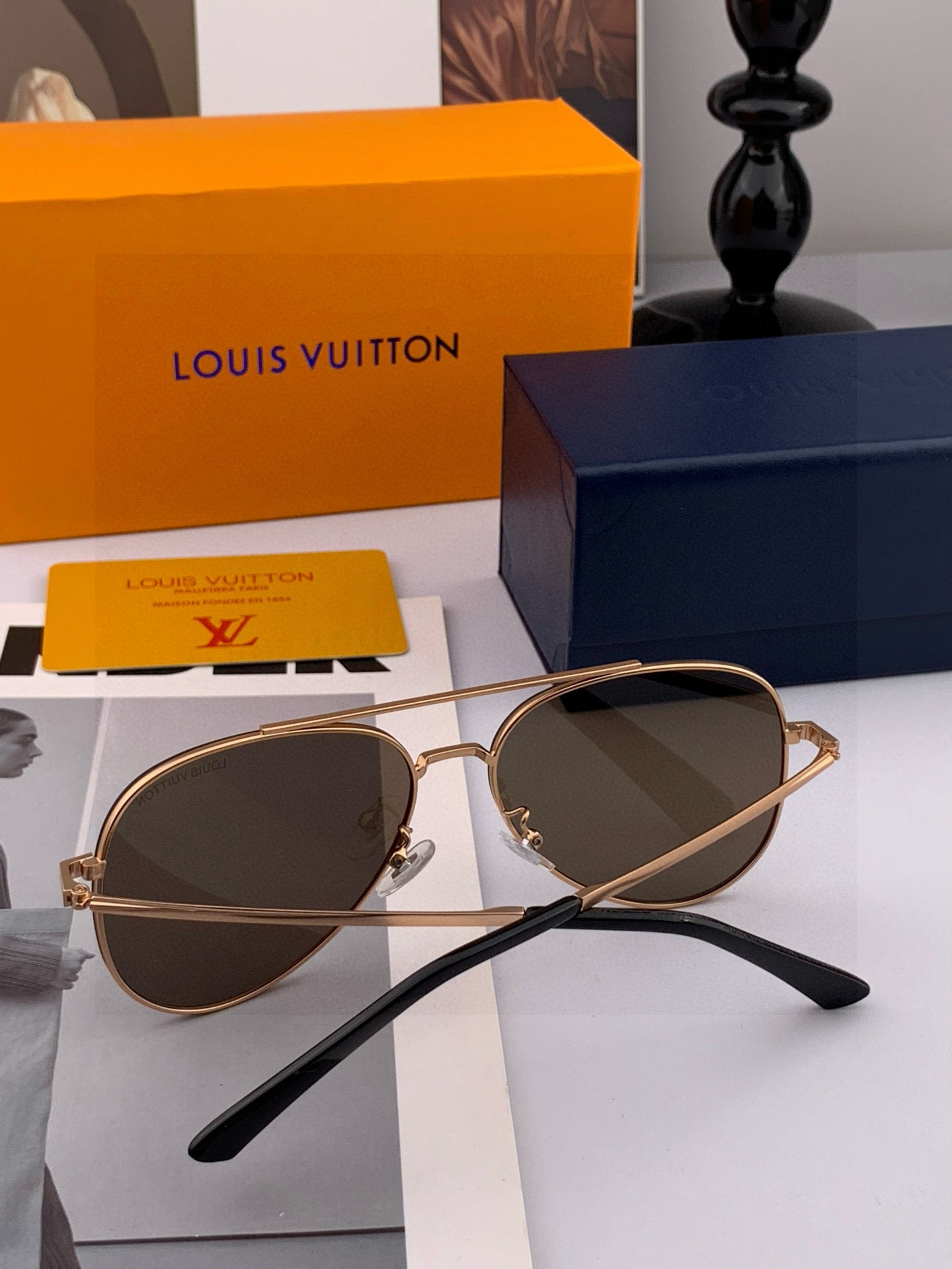       LV 男款炫彩飞行员偏光太阳镜 ❤️材质：高清尼龙加厚卡槽高清偏光镜片 🌹无边框镜架💕颜👍型
