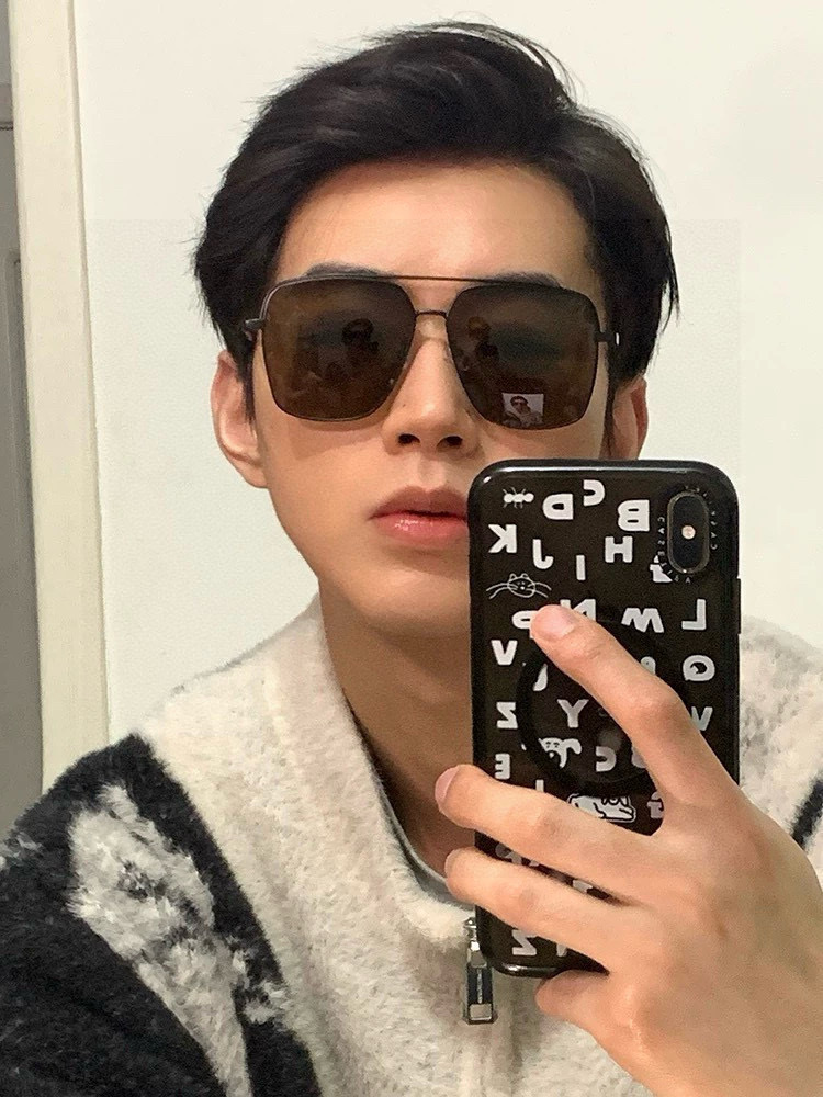       LV 男款炫彩飞行员偏光太阳镜 ❤️材质：高清尼龙加厚卡槽高清偏光镜片 🌹无边框镜架💕颜👍型