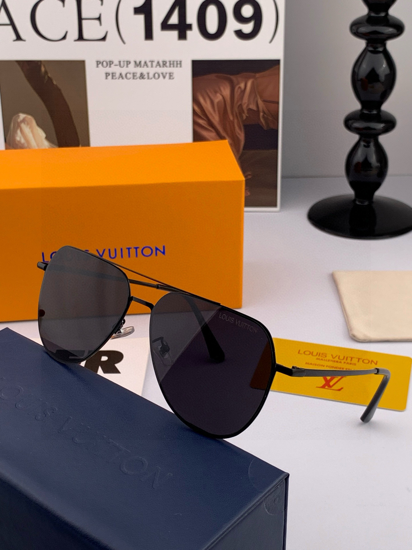       LV 男款炫彩飞行员偏光太阳镜 ❤️材质：高清尼龙加厚卡槽高清偏光镜片 🌹无边框镜架💕颜👍型