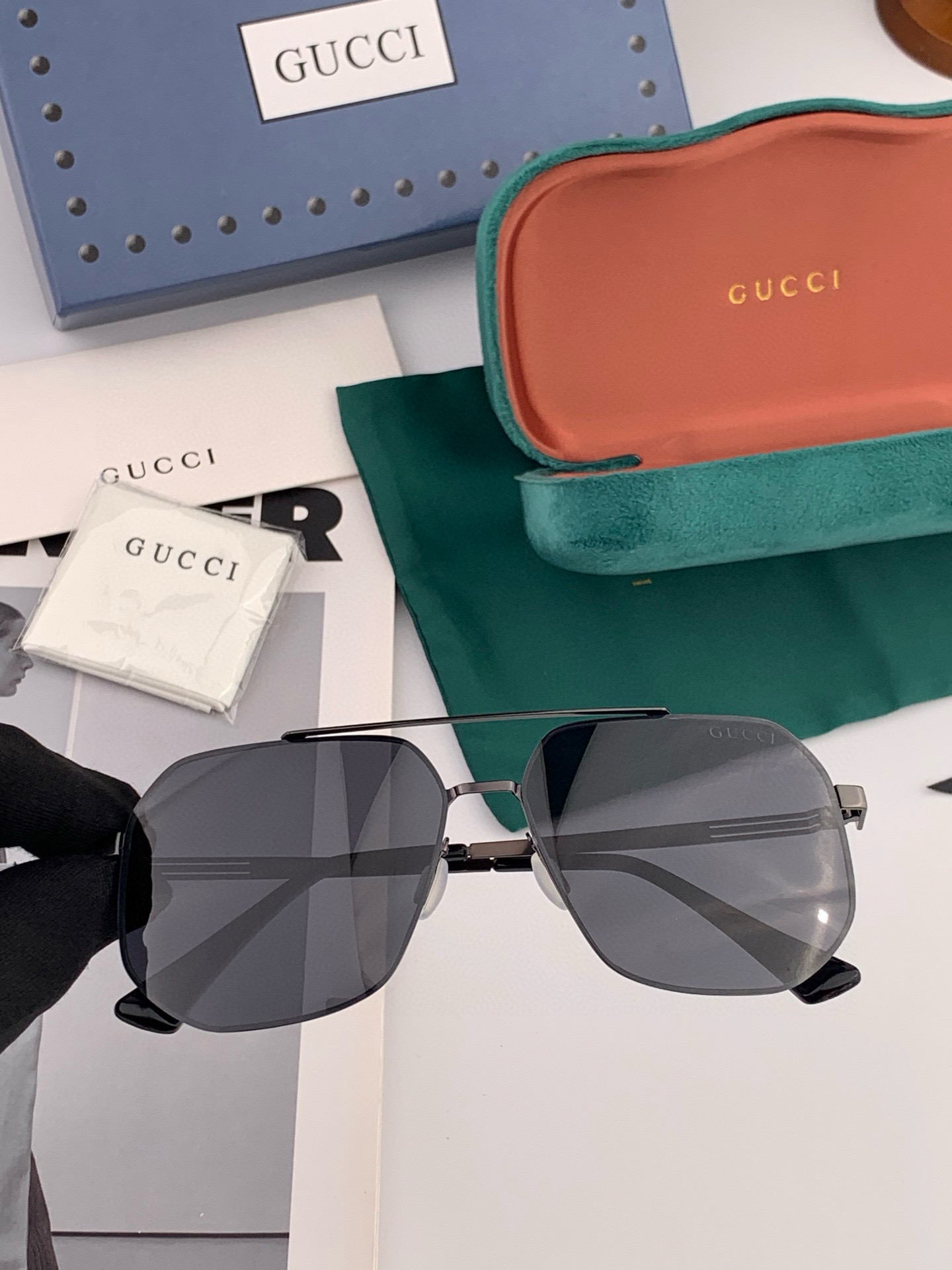        GUCCI 男款炫彩飞行员偏光太阳镜 ❤️材质：高清尼龙加厚卡槽高清偏光镜片 🌹无边框镜架