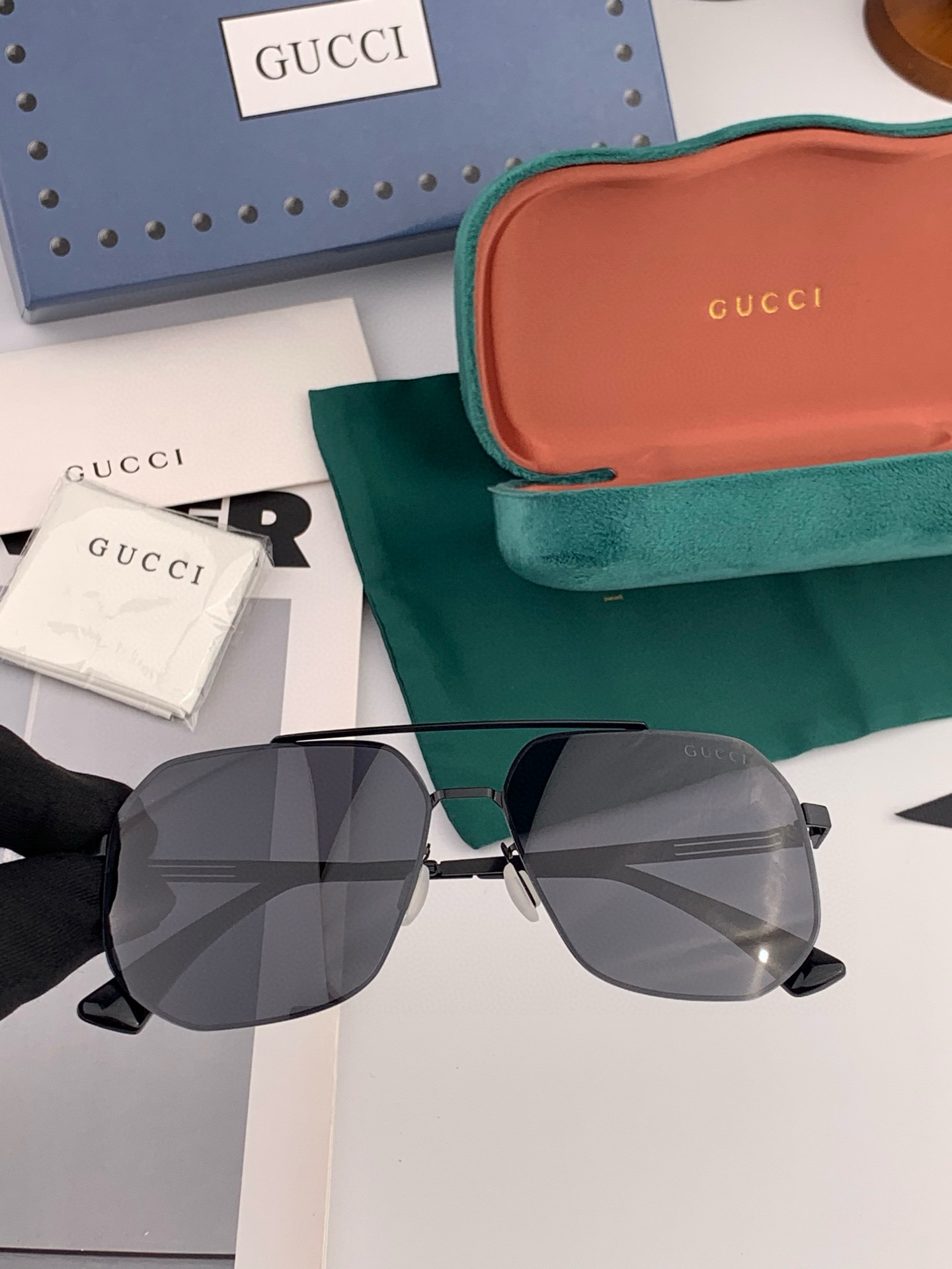        GUCCI 男款炫彩飞行员偏光太阳镜 ❤️材质：高清尼龙加厚卡槽高清偏光镜片 🌹无边框镜架