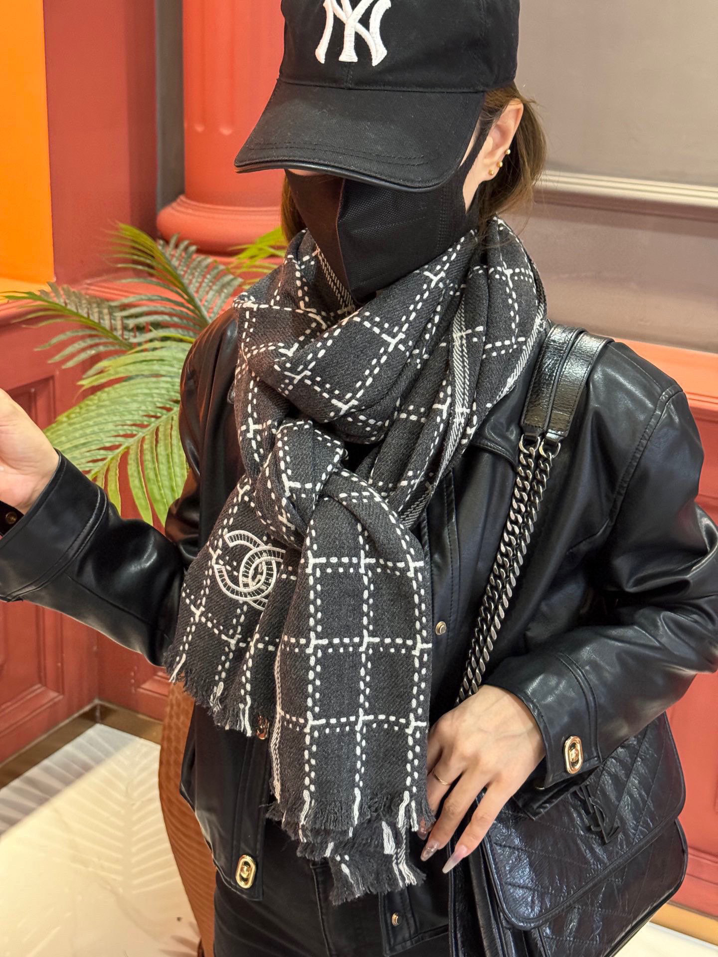   新款 搭配利器🆕🆕  香奈儿系列货  专供viP 产品 ♥顶级苏格兰进口绵羊毛   纹路织法使围巾赋