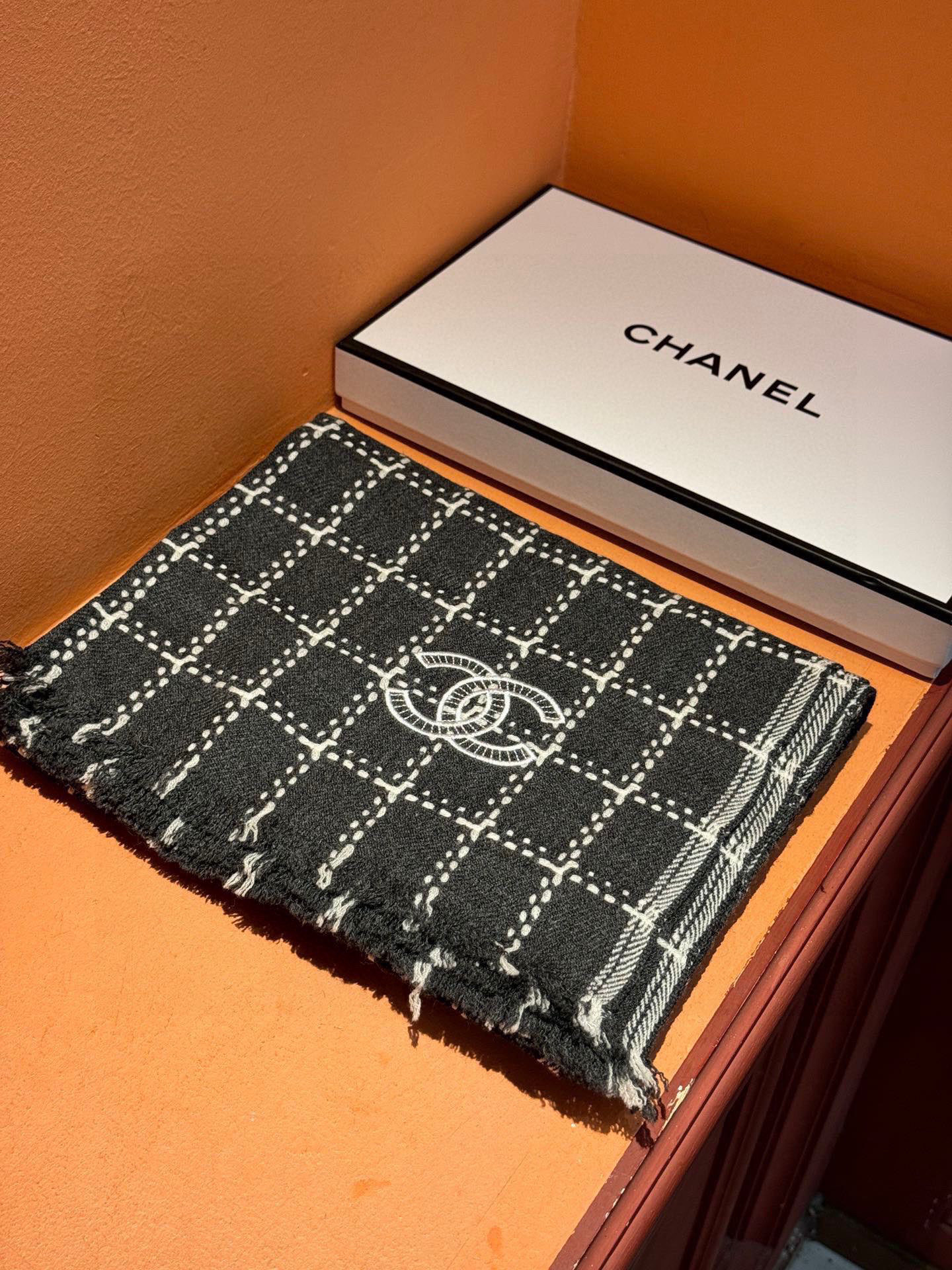   新款 搭配利器🆕🆕  香奈儿系列货  专供viP 产品 ♥顶级苏格兰进口绵羊毛   纹路织法使围巾赋