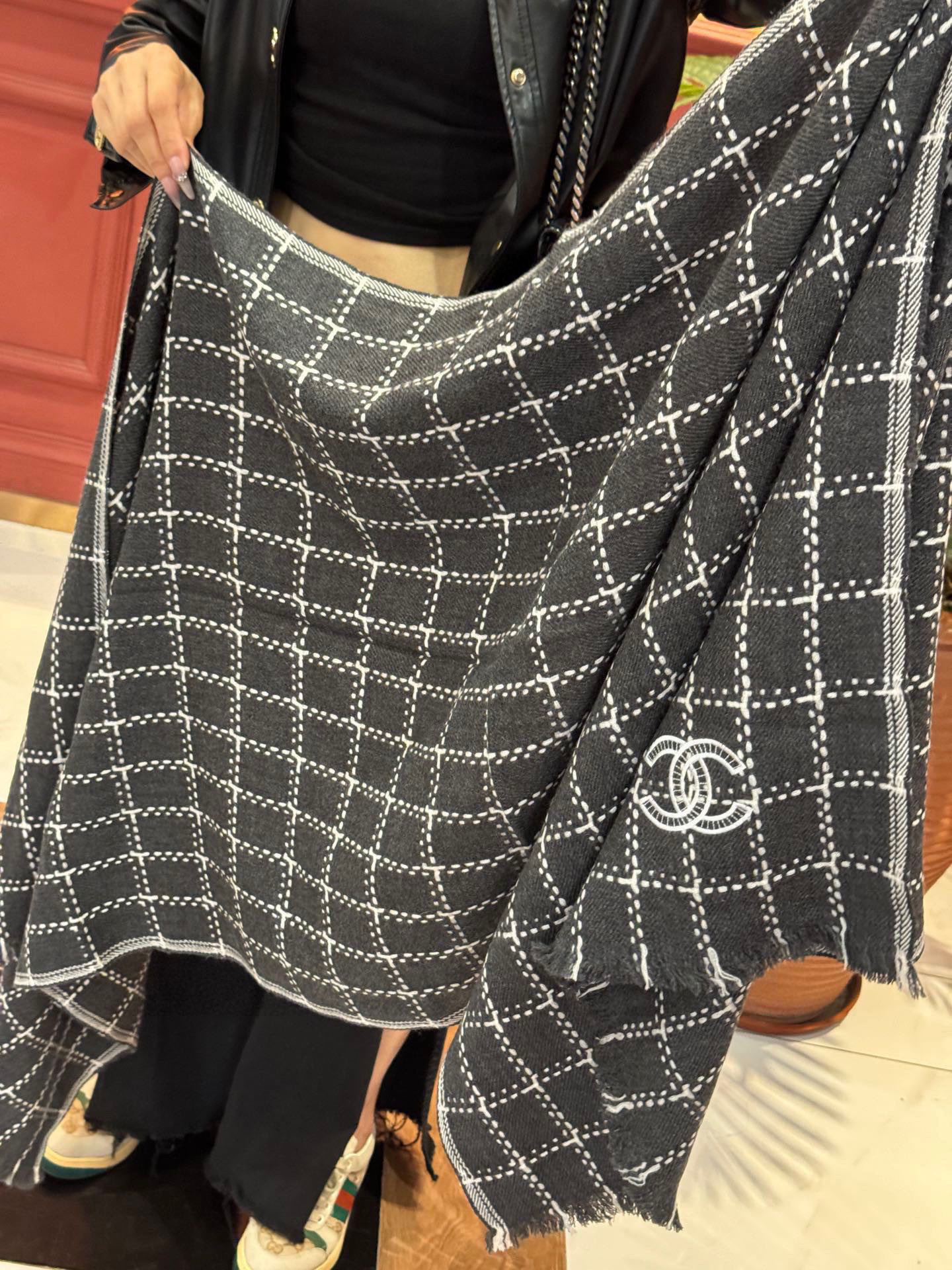   新款 搭配利器🆕🆕  香奈儿系列货  专供viP 产品 ♥顶级苏格兰进口绵羊毛   纹路织法使围巾赋