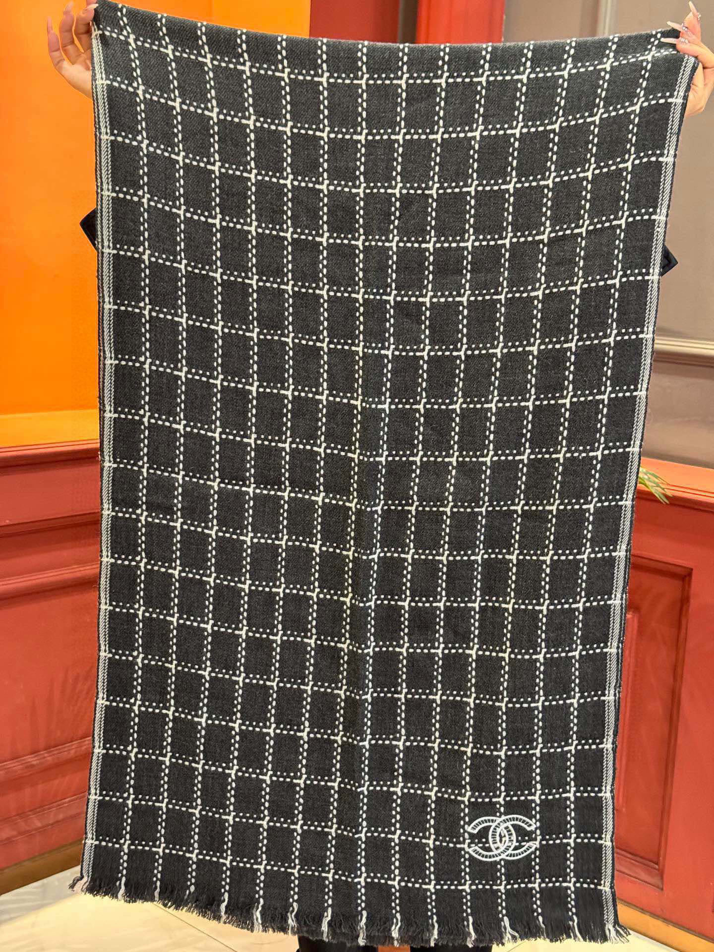   新款 搭配利器🆕🆕  香奈儿系列货  专供viP 产品 ♥顶级苏格兰进口绵羊毛   纹路织法使围巾赋