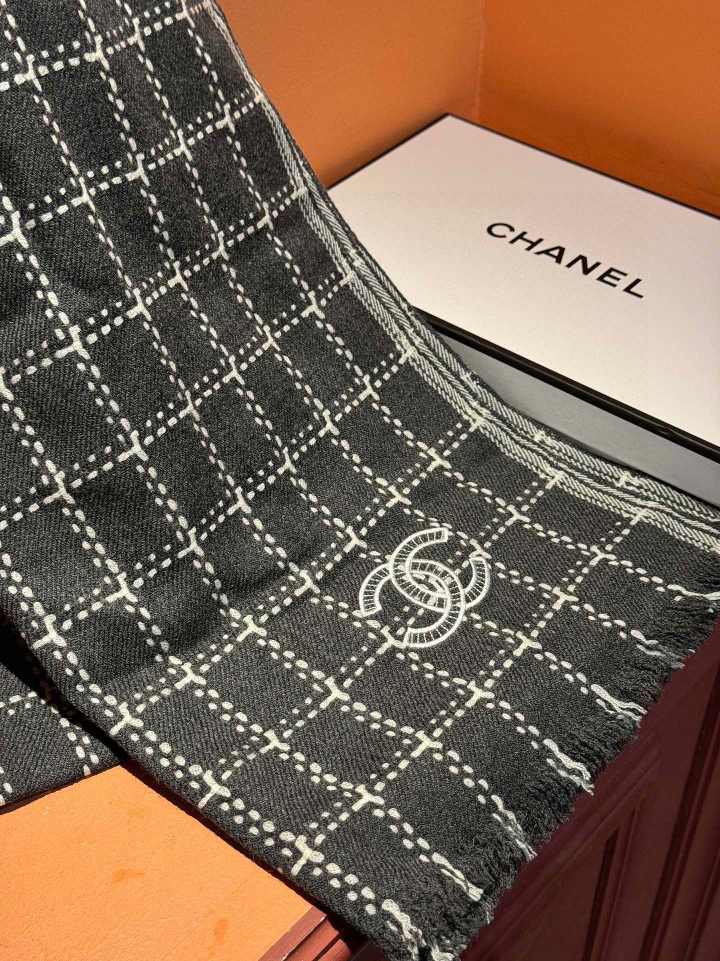   新款 搭配利器🆕🆕  香奈儿系列货  专供viP 产品 ♥顶级苏格兰进口绵羊毛   纹路织法使围巾赋