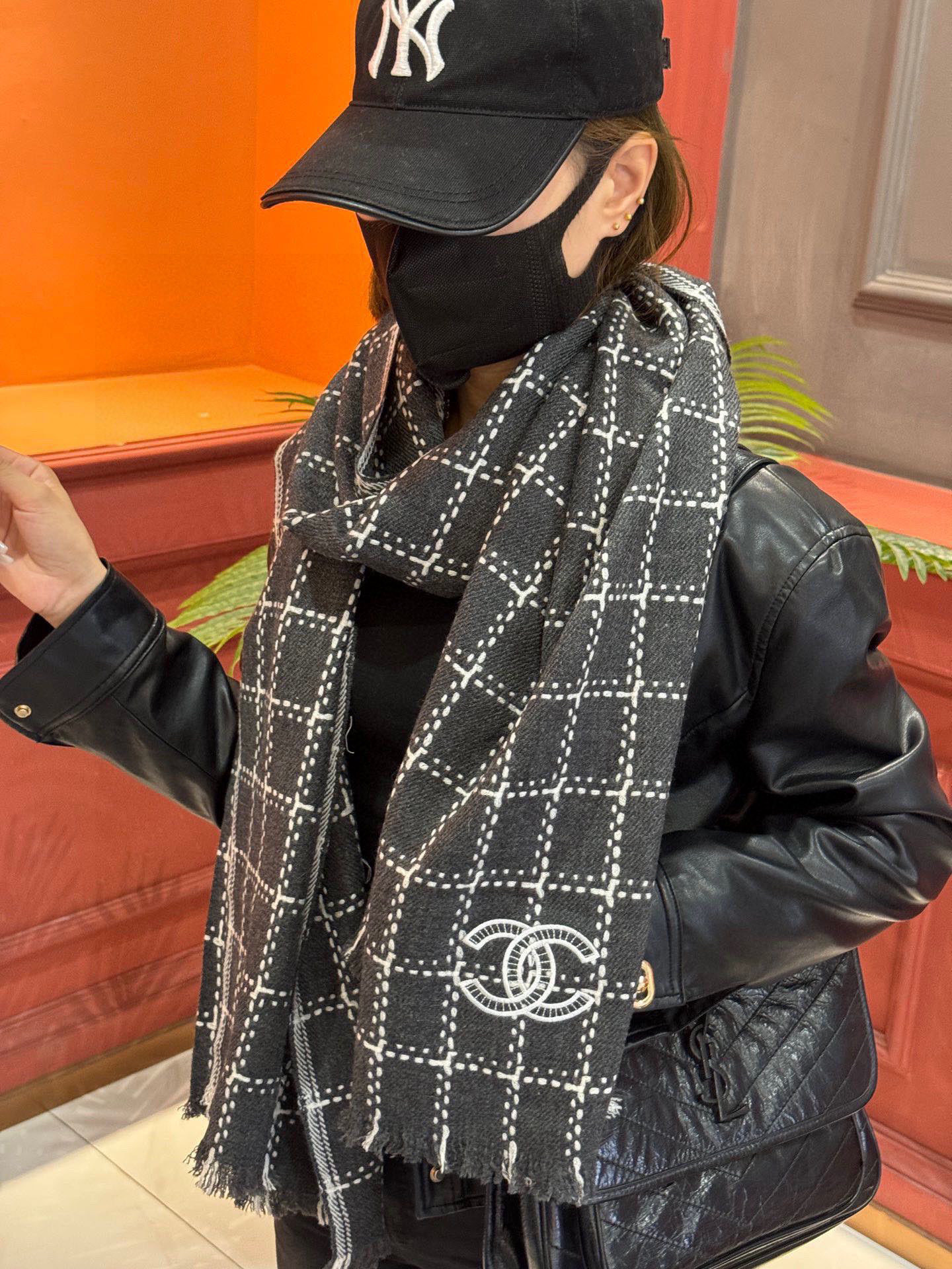   新款 搭配利器🆕🆕  香奈儿系列货  专供viP 产品 ♥顶级苏格兰进口绵羊毛   纹路织法使围巾赋